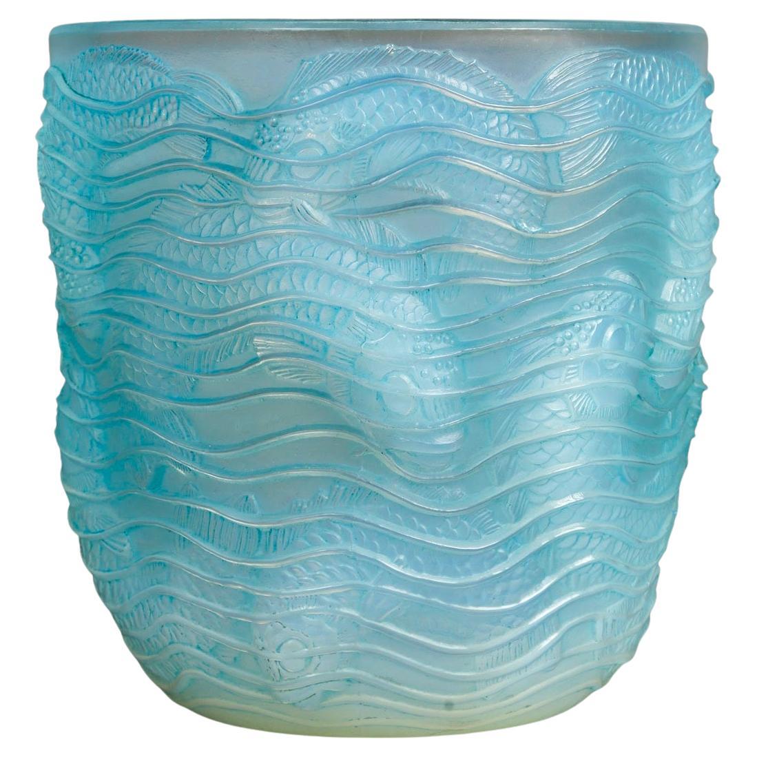 Vaso Dauphins Dolphins del 1932 di René Lalique in vetro opalescente e patina blu in vendita