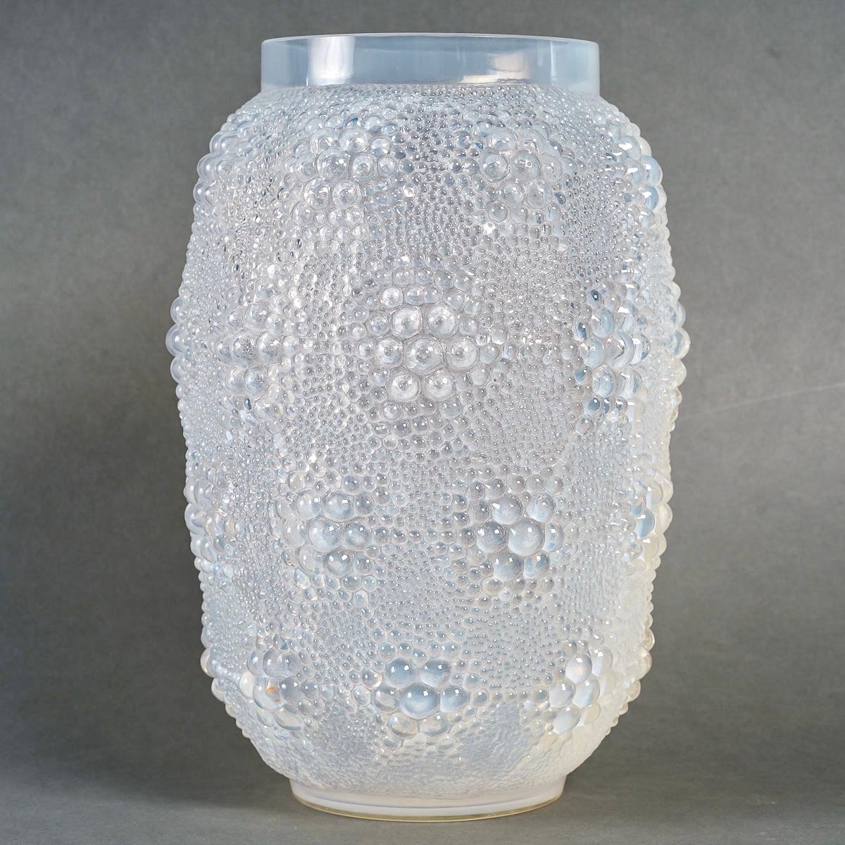 French 1932 René Lalique, Vase Davos Opalescent Glass