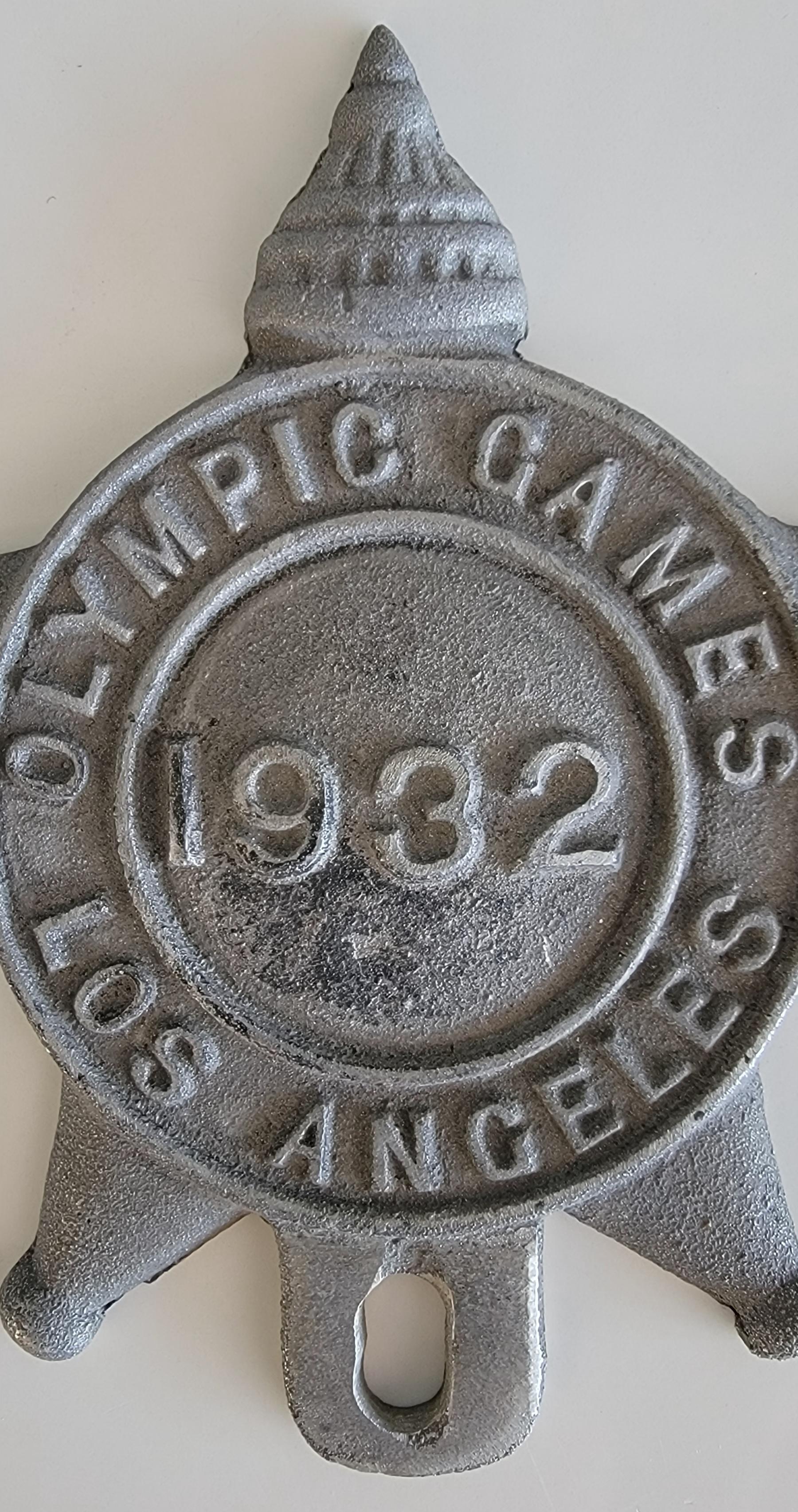 Porte-plaque d'immatriculation original des Jeux Olympiques d'été de 1932 à Los Angeles. 