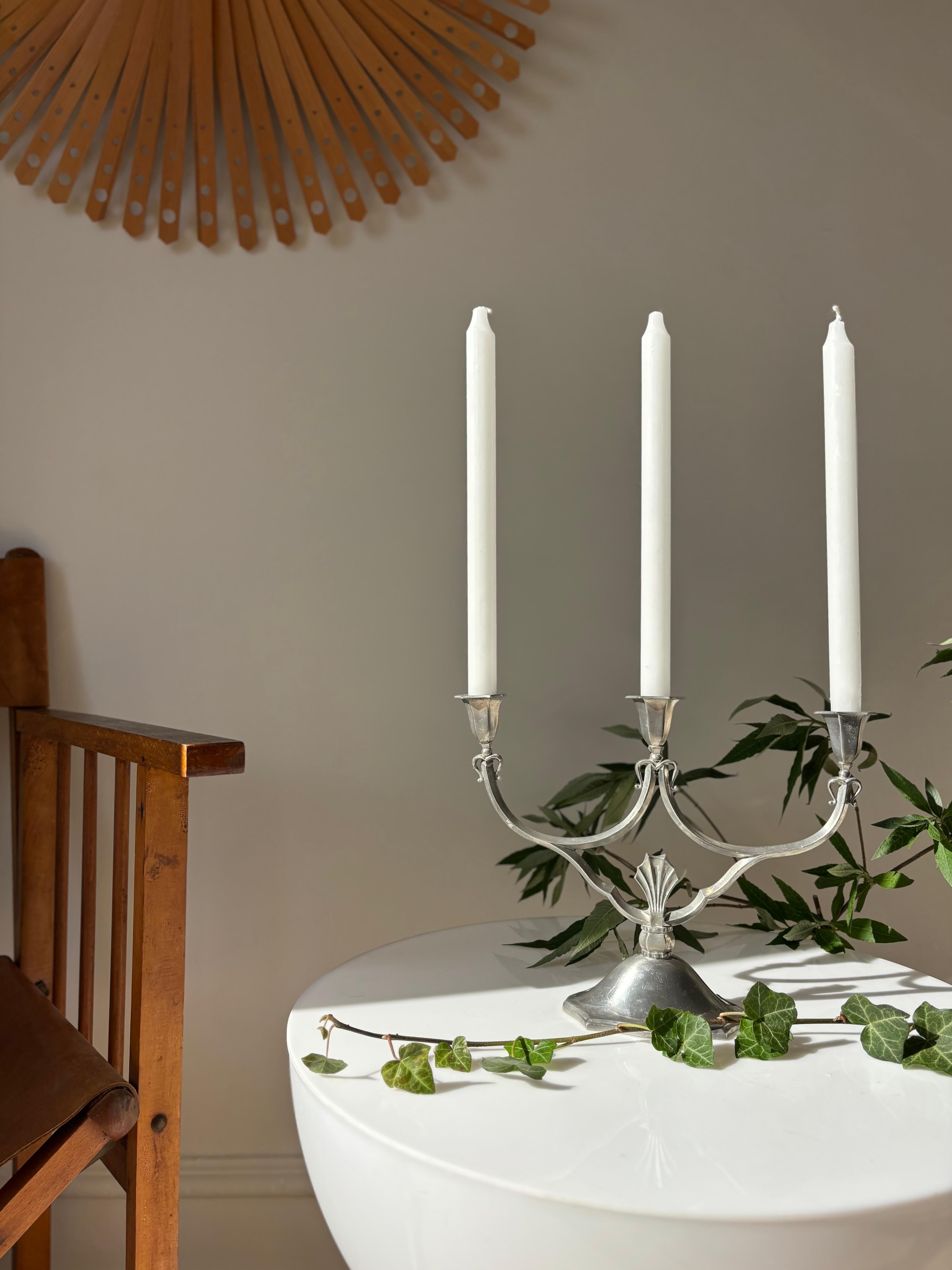 Paire de candélabres anciens en étain de style Art nouveau suédois, conçus et fabriqués à la main avec de superbes détails dans la petite ville d'Eskilstuna au début des années 1930.
Les deux sont estampillés AL Svenskt Tenn Eskilstuna F8 sous la