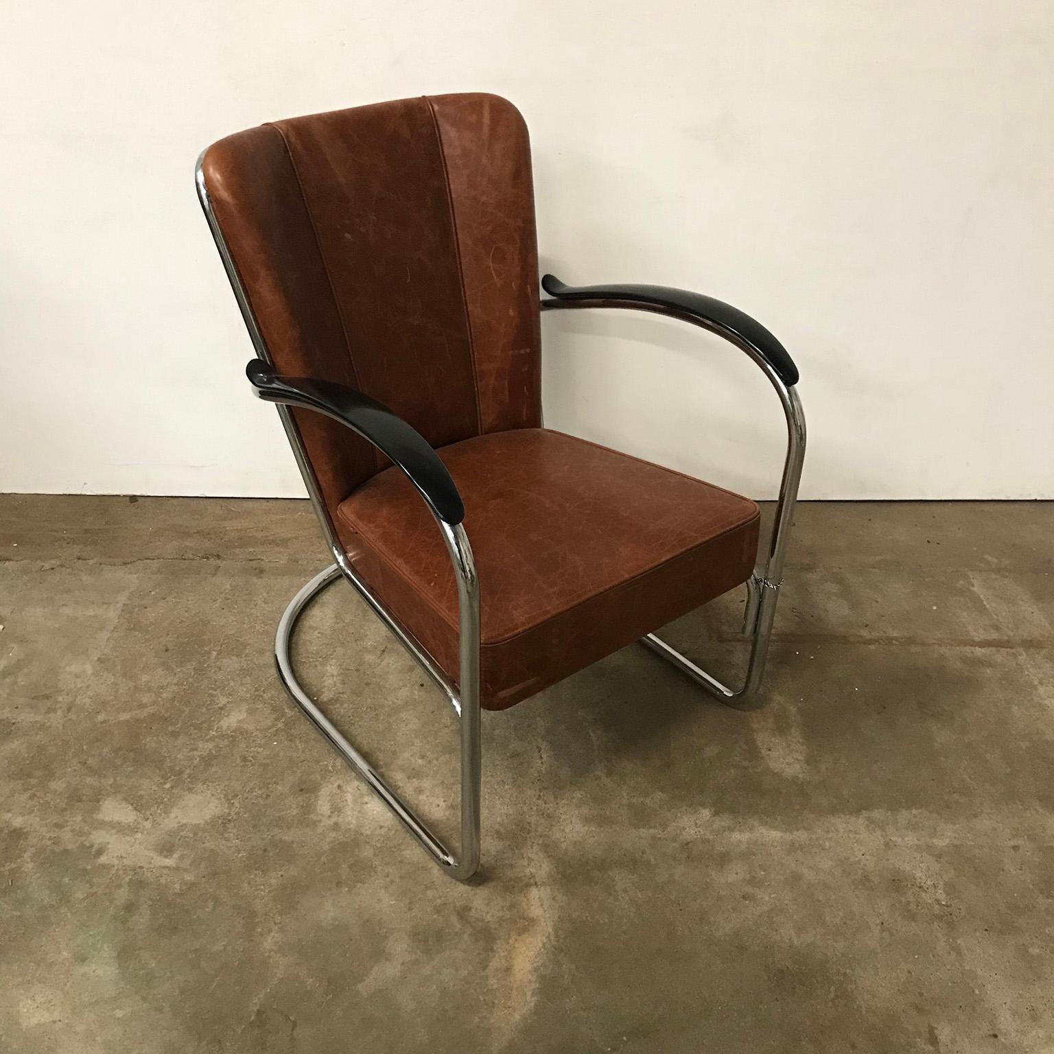 Beautiful Gispen 412 easy chair in vintage leather and black armrests. This easy chair with its beautiful curve base is in good condition and has a upholstery in vintage leather; the leather some scratches (see pictures #8, #9 and #12, #13 and #14)