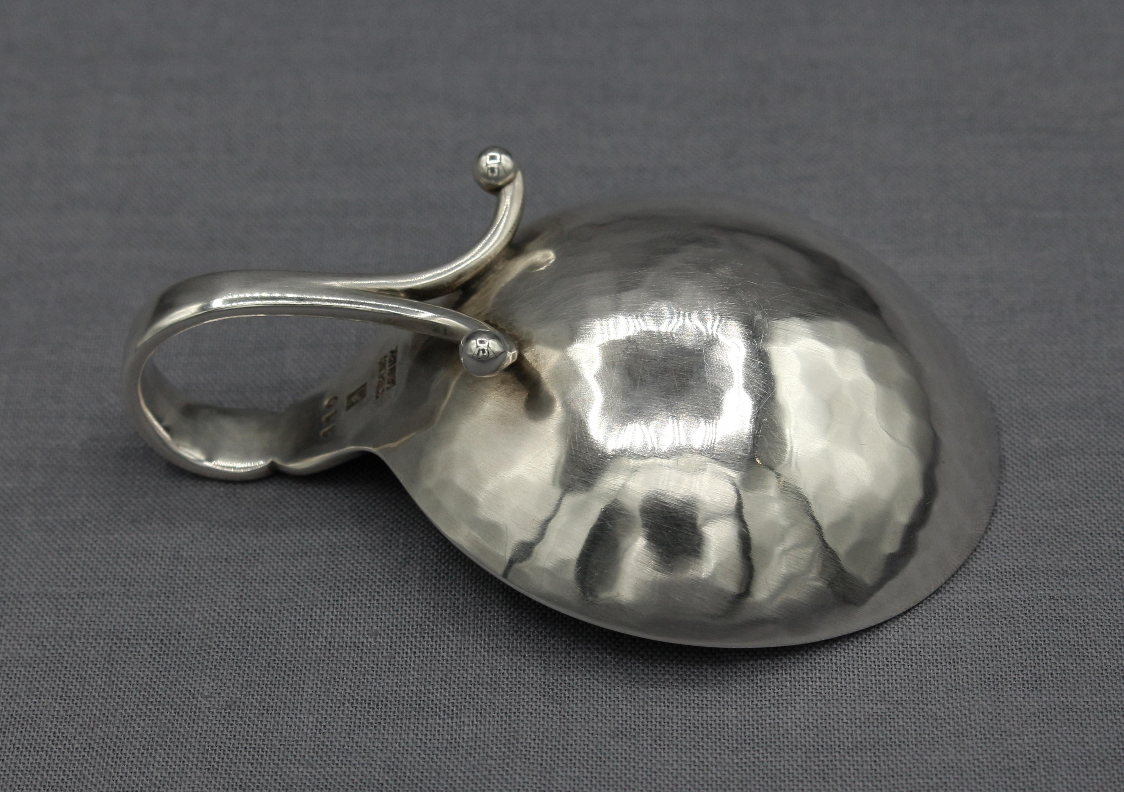 Set di 6 vaschette per sale in argento sterling del 1933-1944 di Georg Jensen. Un regalo di nozze del 1935. Lavorata a mano; manico sagomato e curvo su 2 piedi a voluta. Modello #110. 5,75 once troy.
2 7/8