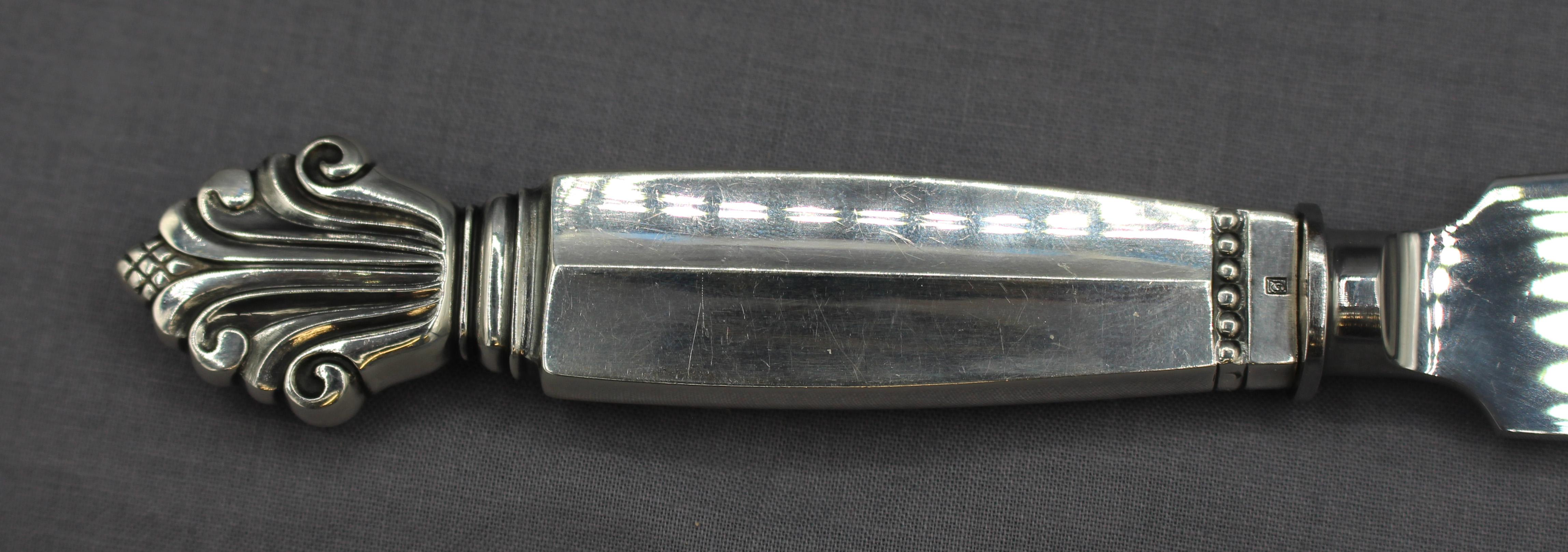 1933-44 Coltello da torta con manico in sterling acanto di Georg Jensen, lama in acciaio inossidabile. Design/One di Johan Rhode del 1915-17. La lama inossidabile è di Frank Cobb, Sheffield, Inghilterra.
10.5