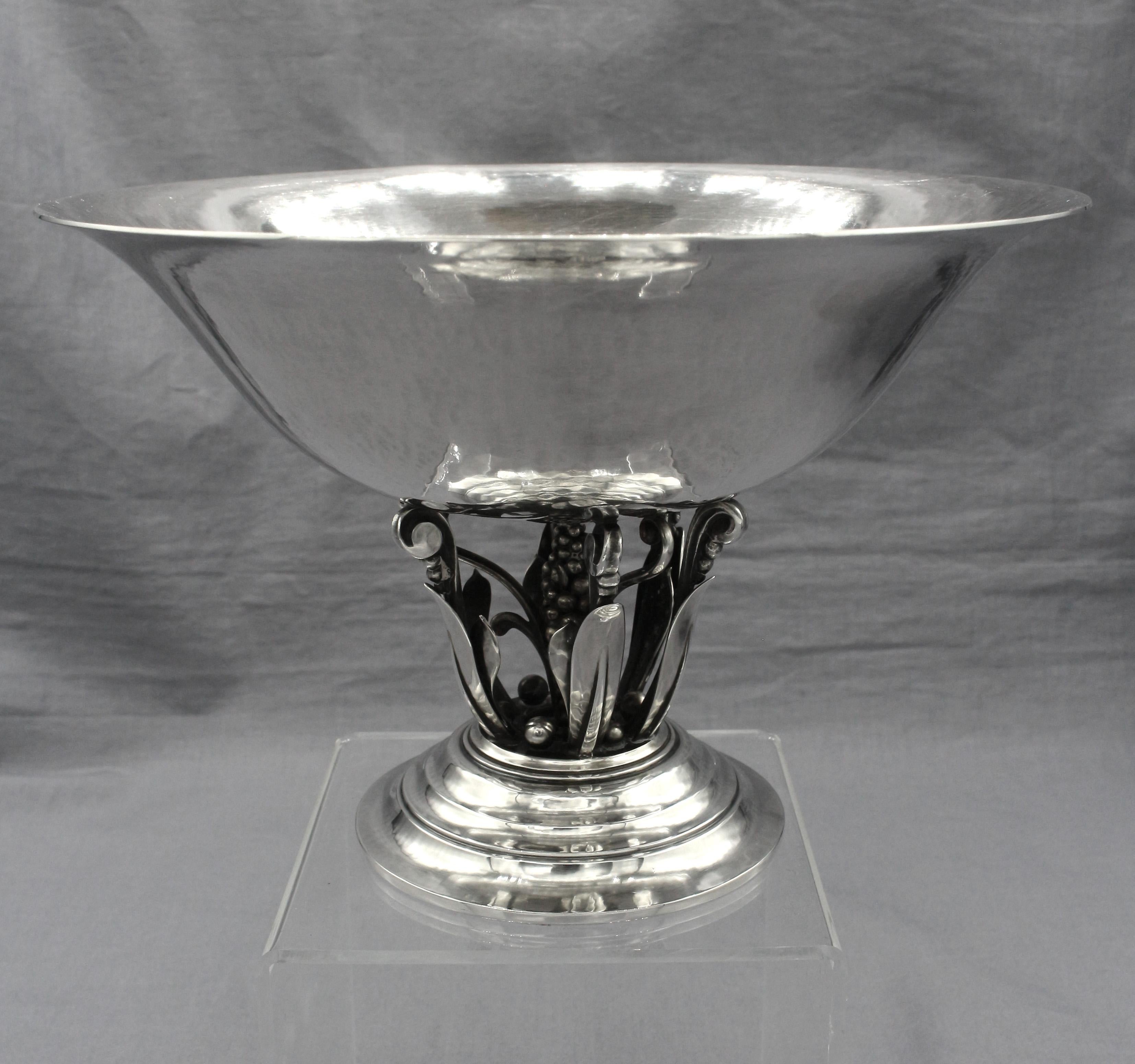 1933-44 Georg Jensen in argento sterling, Danimarca. Con il marchio di Johan Rohde (1856-1935), design #242. Lavorata a mano. Rohde lo progettò nel 1919 e rimase un punto fermo del lavoro di Jensen. Le finiture martellate e ossidate creano contrasti