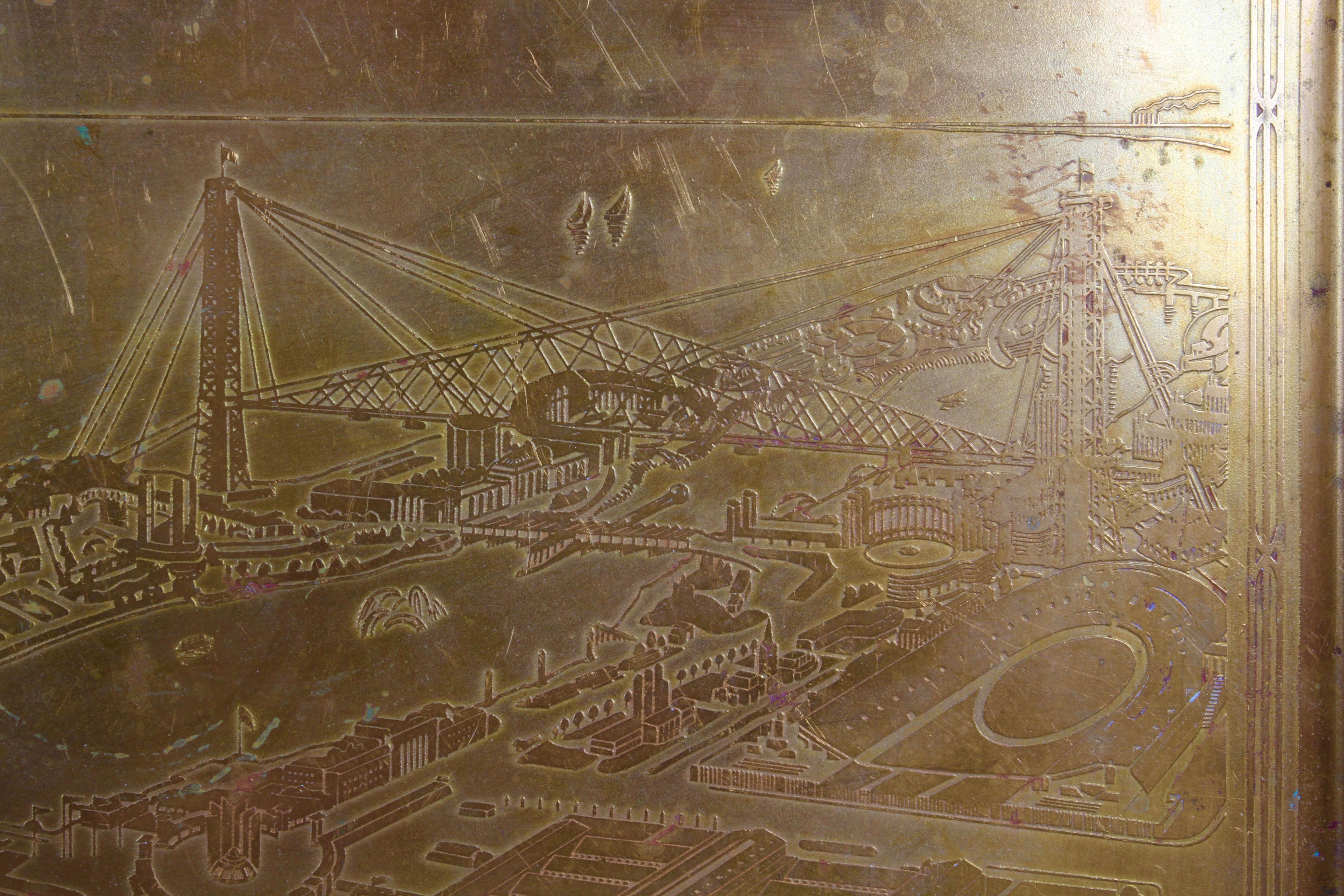 Milieu du XXe siècle 1933 - Un siècle de progrès - Exposition universelle de Chicago Plateau en cuivre massif gravé en vente
