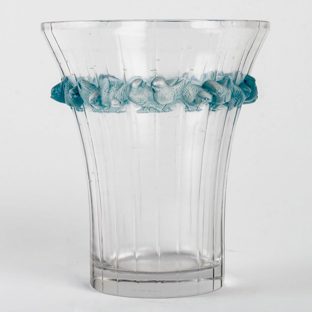 French 1933 Original René Lalique Boulouris Vase Frosted Blue Stained Glass, Birds