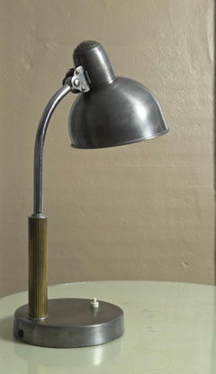 1933, Vorkriegs-Bauhaus-Schreibtischlampe „Kaiser Idell“ aus naturbelassenem Stahl, Modell 6551, Deutschland