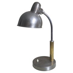 1933, Vorkriegs-Bauhaus-Schreibtischlampe „Kaiser Idell“ aus naturbelassenem Stahl, Modell 6551, Deutschland