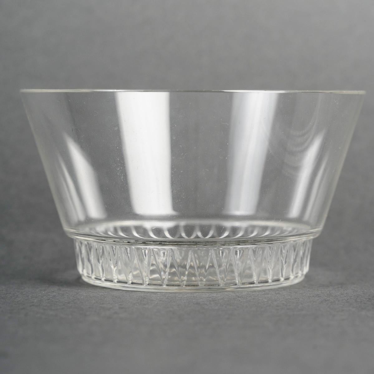 Européen 1933 René Lalique - Art Deco Dinner Service Bourgueil Glass 8 Plats 8 Bols en vente