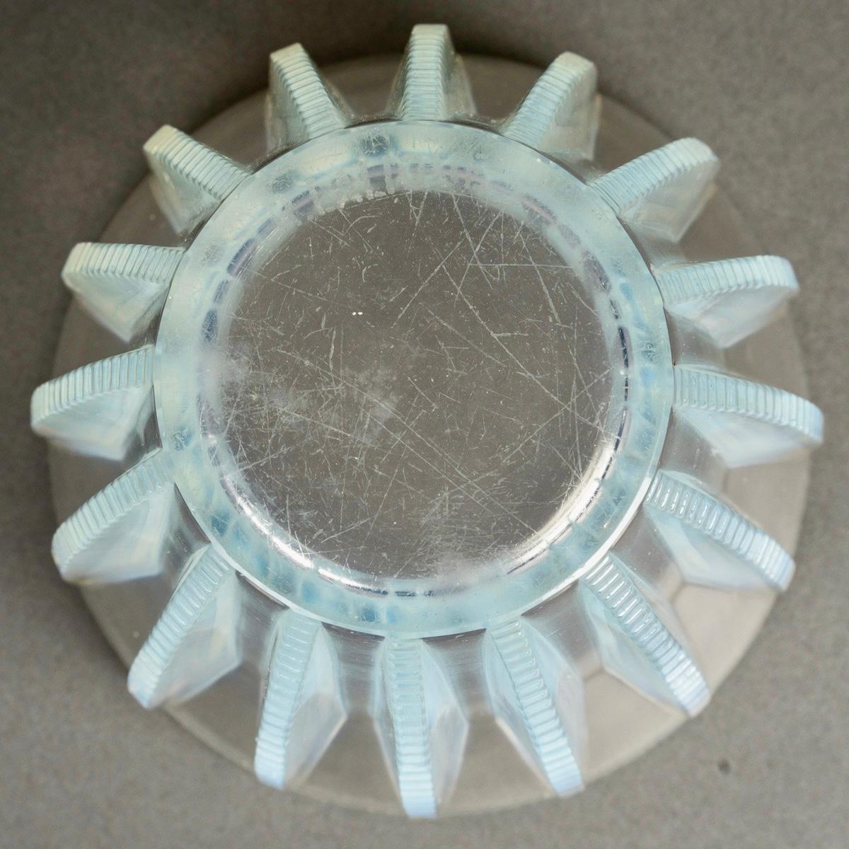 1933 René Lalique - Art Deco Vase Chamonix Opalescent Glass In Good Condition In Boulogne Billancourt, FR
