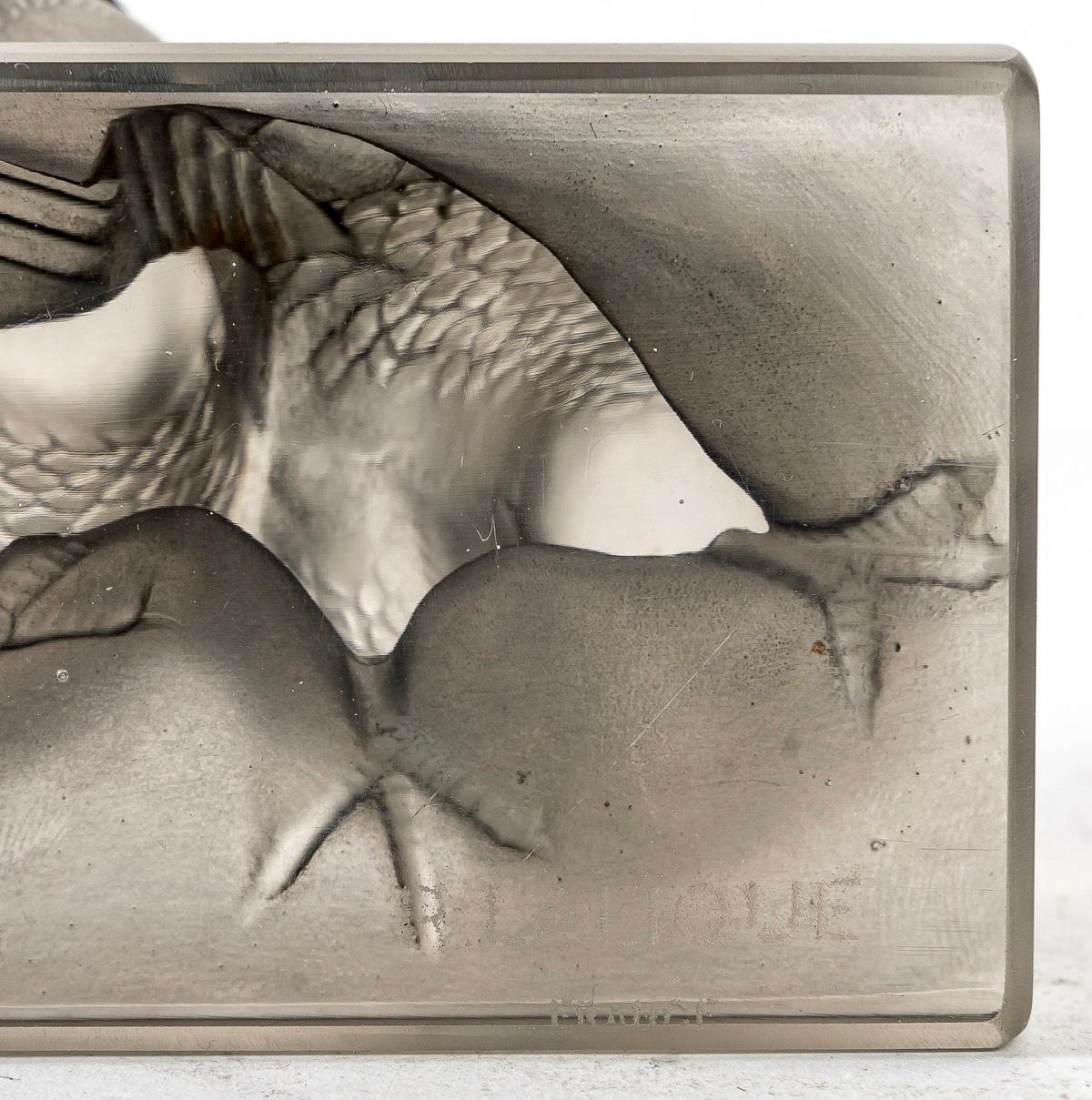 Molded 1933 René Lalique Groupe de Six Moineaux Decoration Frosted Glass Sparrow Statue