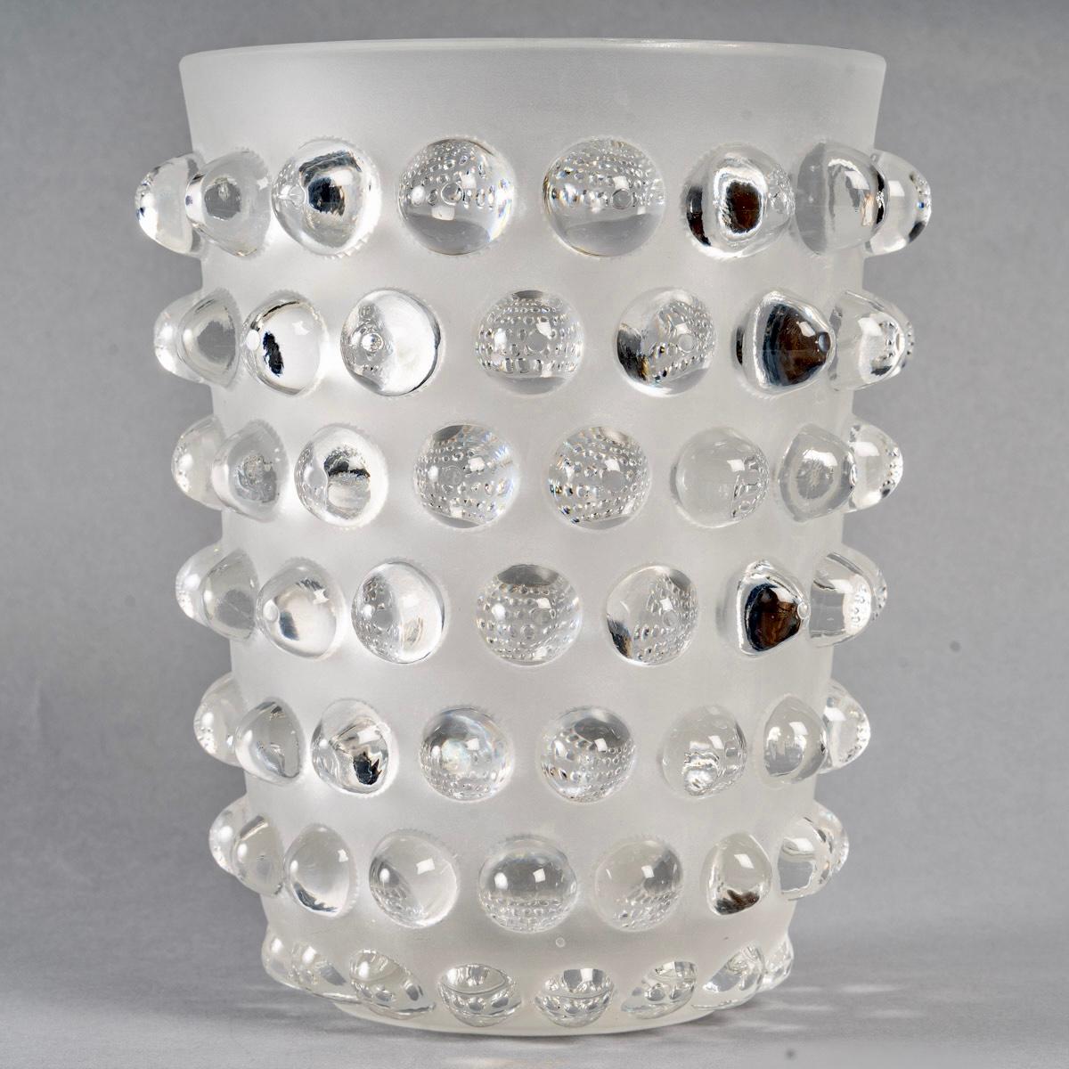 Art Deco 1933 René Lalique, Original Mossi Vase Frosted Glass