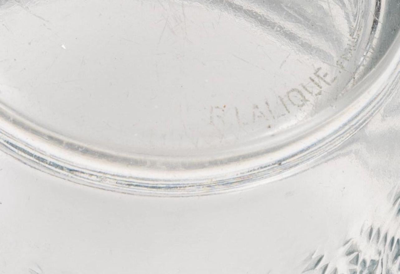 Moulé 1933 Vase de Rennes en verre clair et dépoli à patine bleue de René Lalique