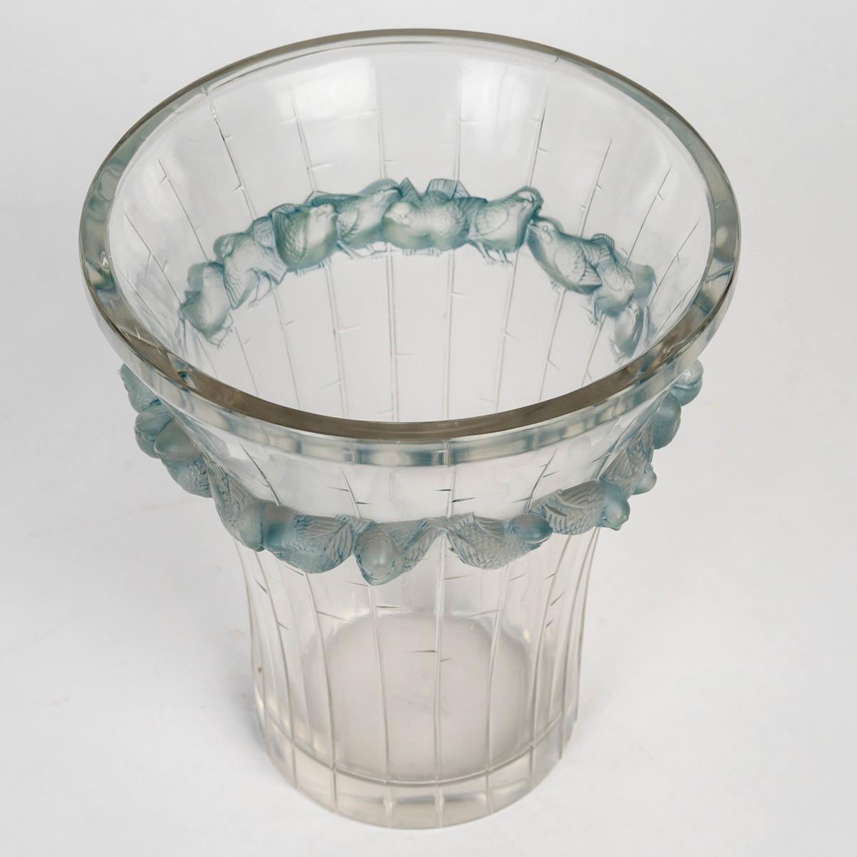 Art Déco 1933 René Lalique Vaso Boulouris Uccelli Passeri in vetro con patina blu in vendita