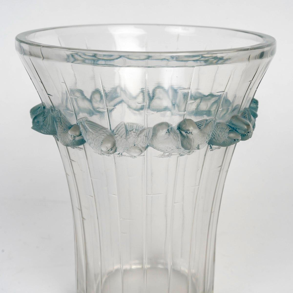 Francese 1933 René Lalique Vaso Boulouris Uccelli Passeri in vetro con patina blu in vendita