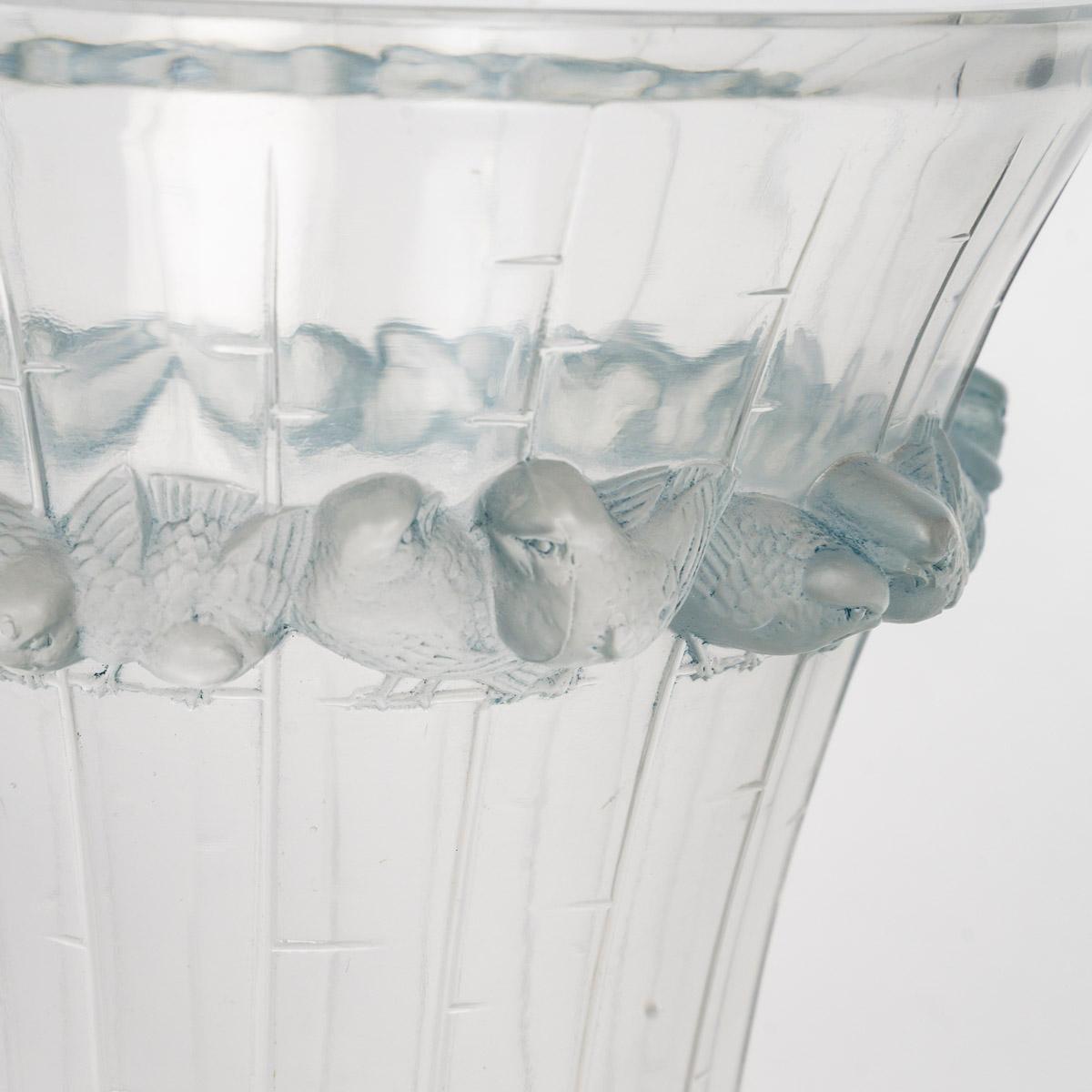 Stampato 1933 René Lalique Vaso Boulouris Uccelli Passeri in vetro con patina blu in vendita