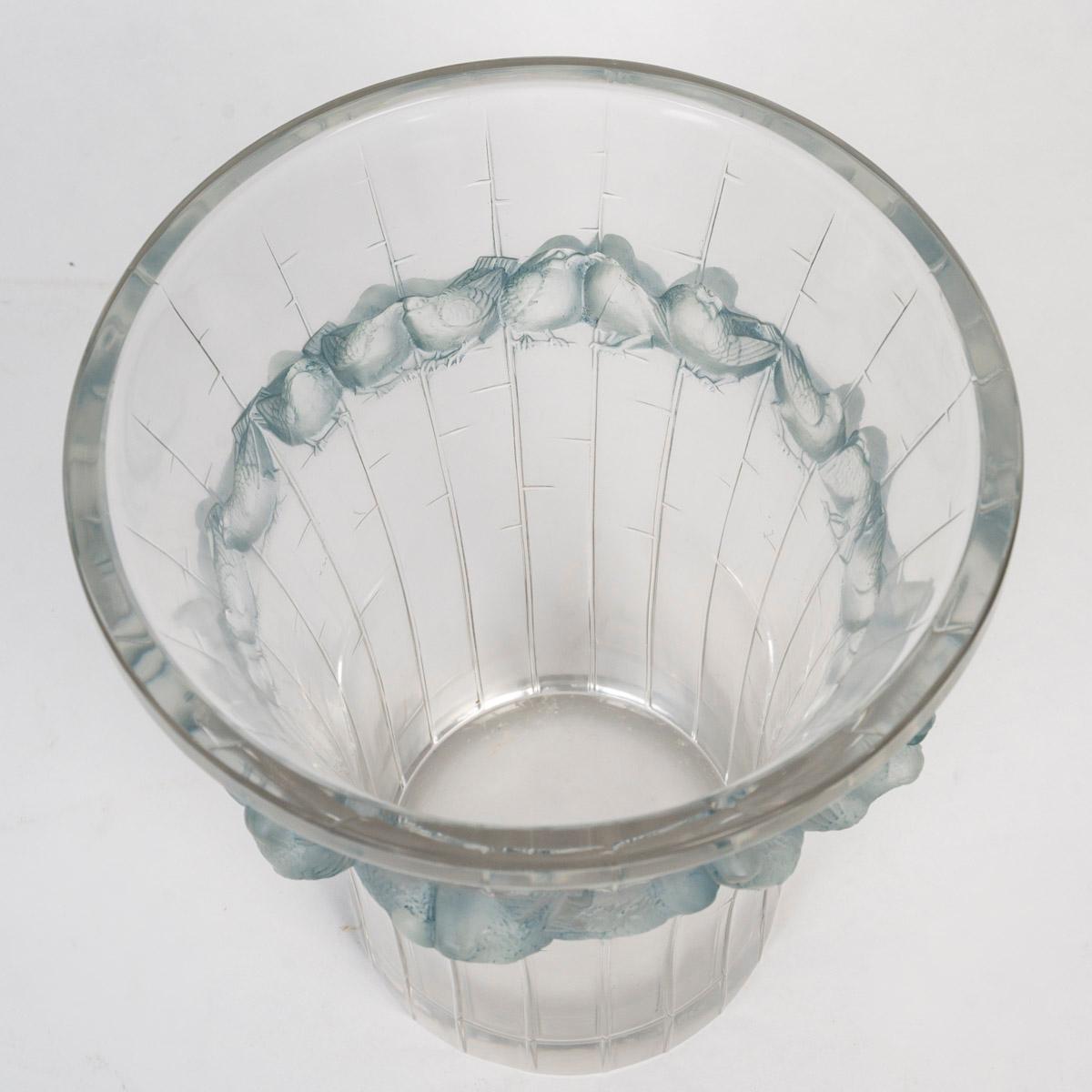 1933 René Lalique Vaso Boulouris Uccelli Passeri in vetro con patina blu In condizioni buone in vendita a Boulogne Billancourt, FR