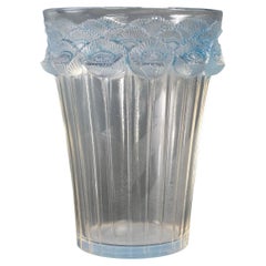 1933 René Lalique - Vase Boutons d''Or Verre opalescent à patine bleue