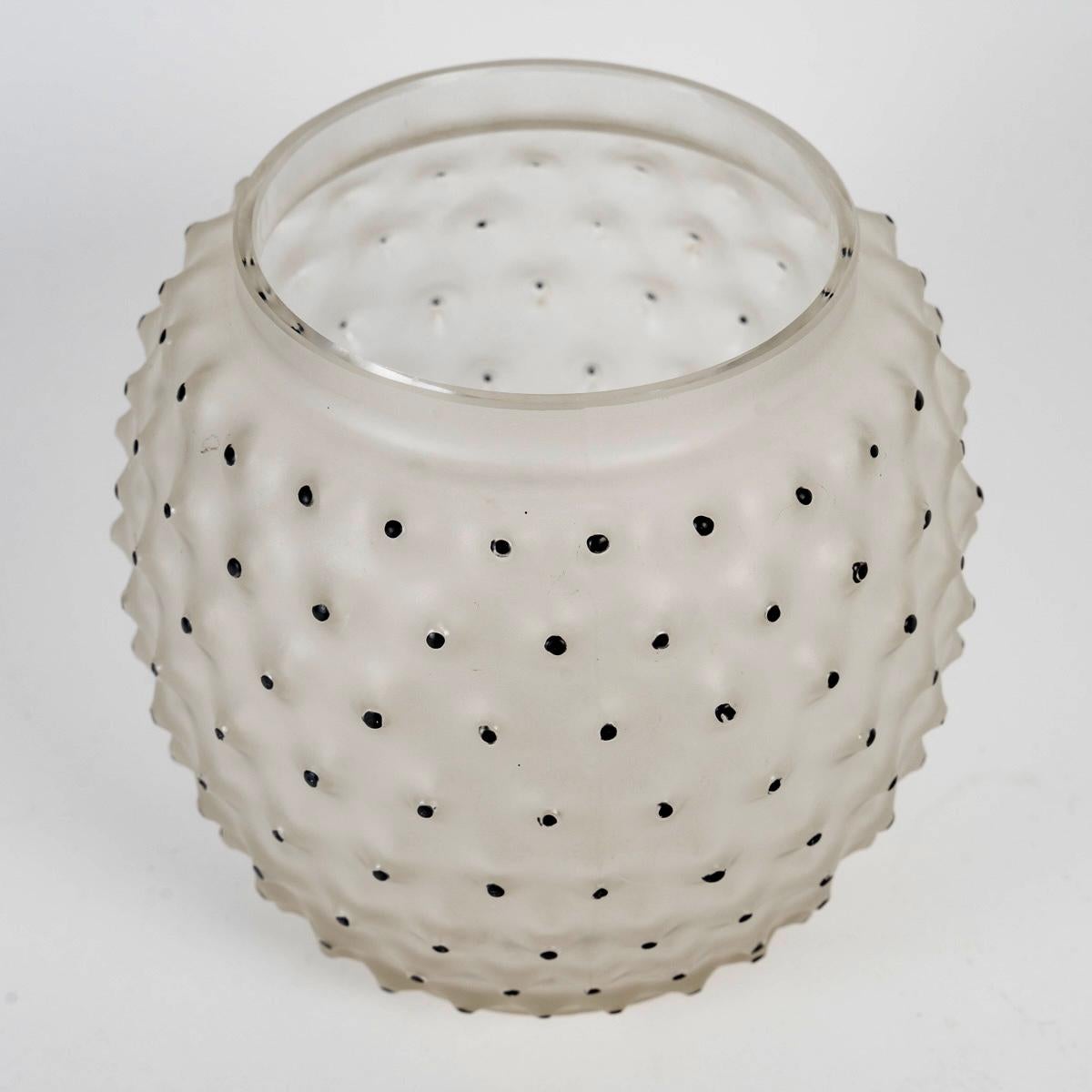 Art Déco 1933 René Lalique - Vaso Cactus in vetro smerigliato con smalto nero originale in vendita