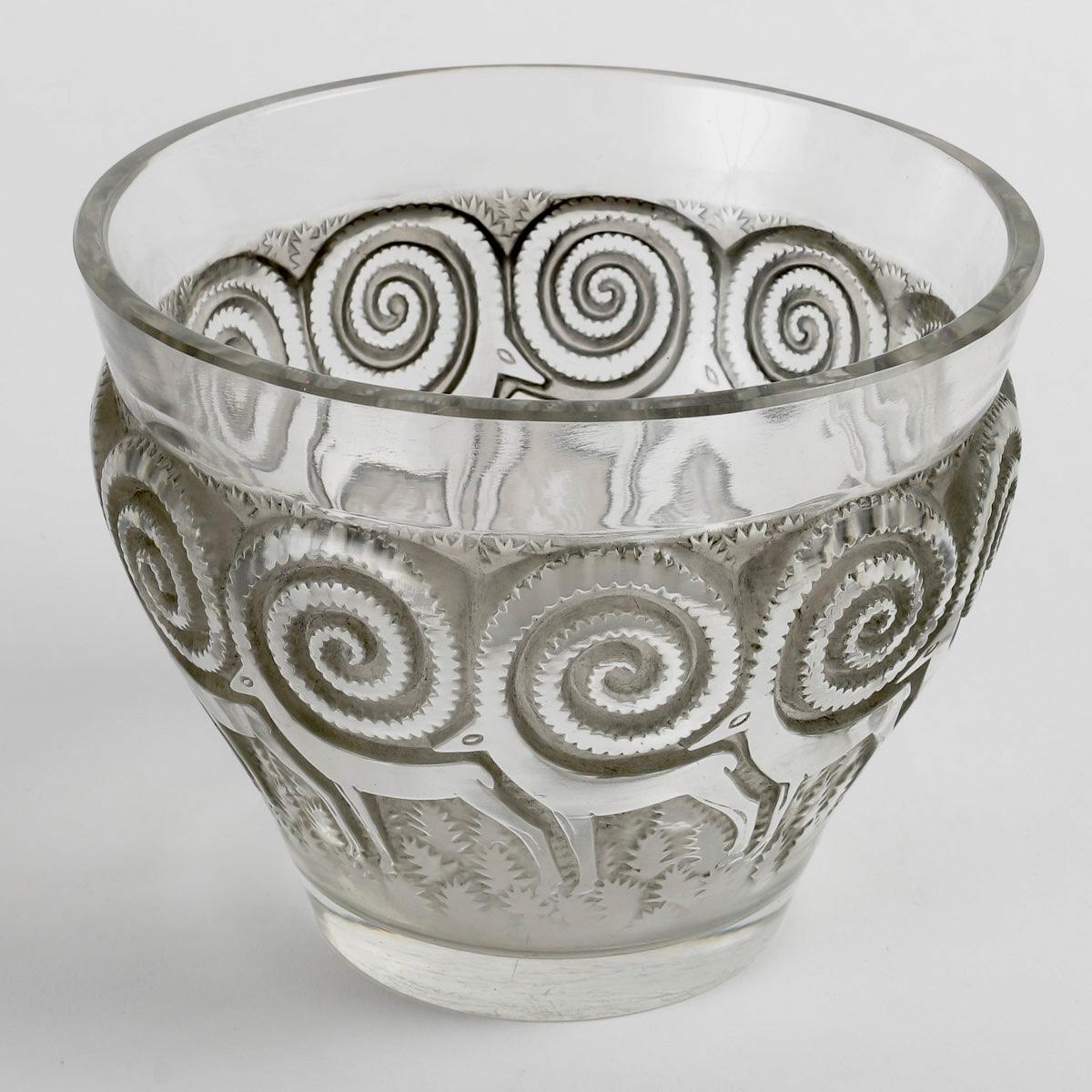 1933 René Lalique Vase Rennes Glas mit grauer Patina (Art déco) im Angebot