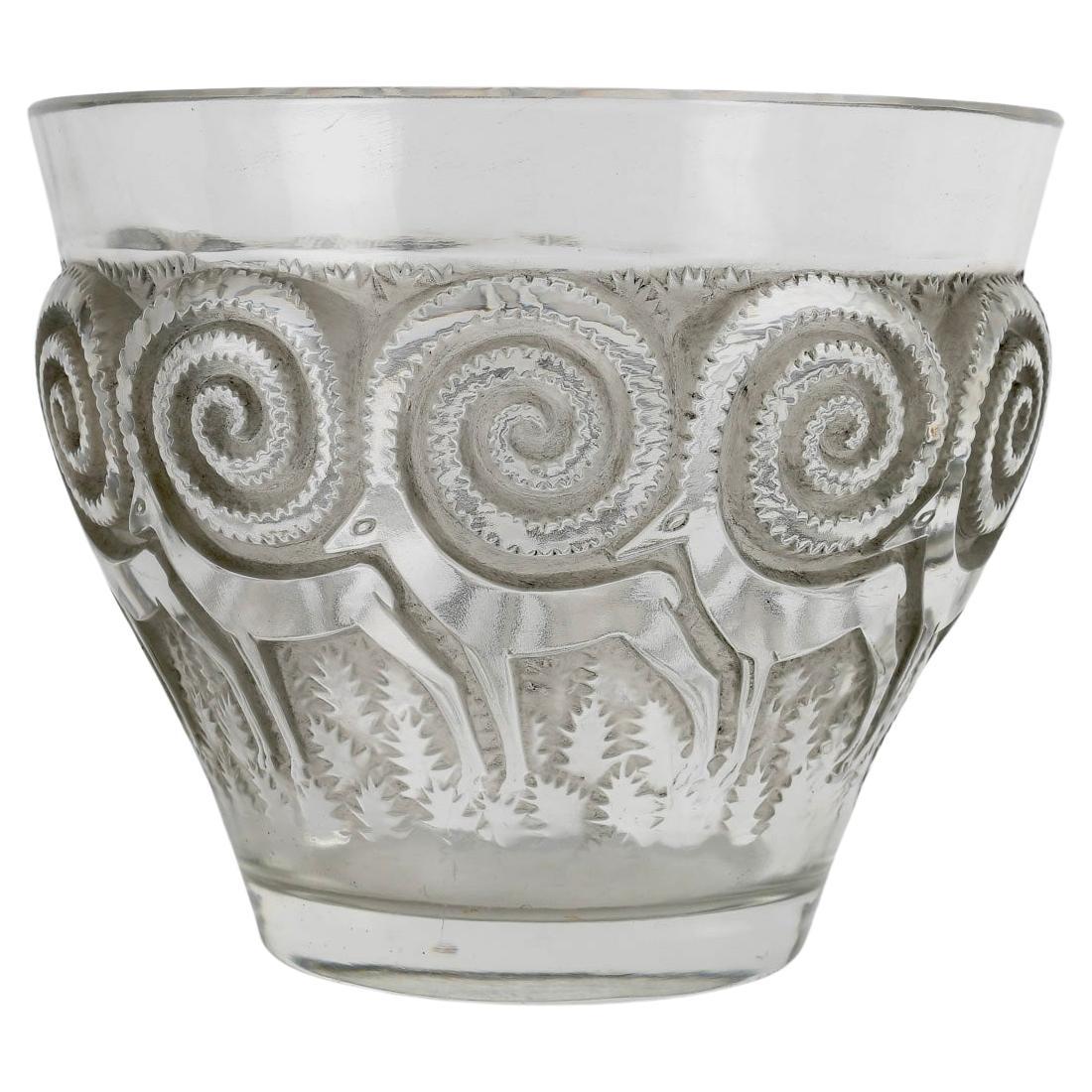 1933 René Lalique Vase Rennes Glas mit grauer Patina im Angebot
