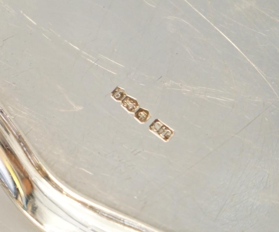 Casa Reale Antiquariato

Royal House Antiques è lieta di offrire in vendita questo delizioso vassoio da portata in argento massiccio Stevenson & Law Sheffield del 1933, del peso di 360 grammi.

Un vassoio da portata decorativo e di buona fattura

Le