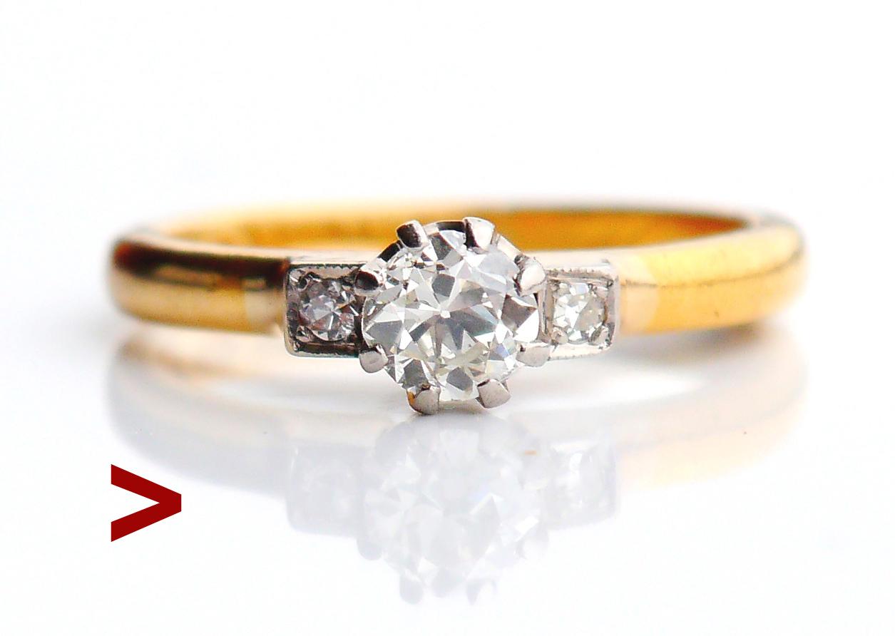 Bague de mariage antique en platine et 23K avec diamant, fabriquée à la main en Suède en 1933.

Grande taille de diamant européen ancien Diamant Ø 5 mm / ca. 0,56 ct. + 2 mineurs Ø 2 mm / 0.04 ct. chacun du même type de taille. Poids total 0.6 ctw.