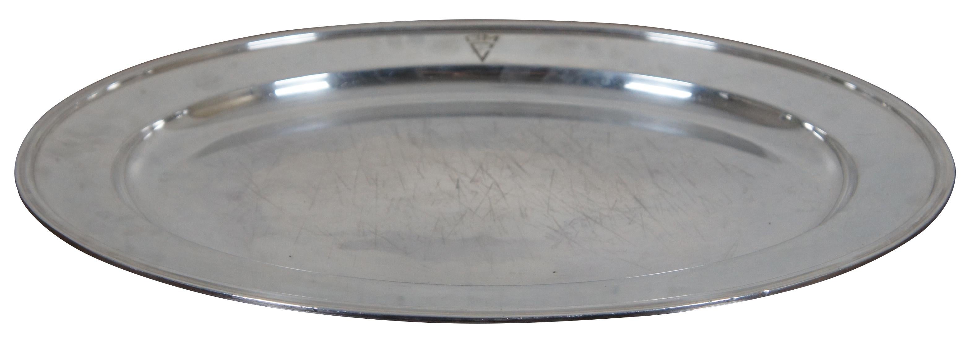 1934 Reed & Barton numero 10002-20 piatto da portata ovale in argento; bordo inciso con le iniziali CMC. 
