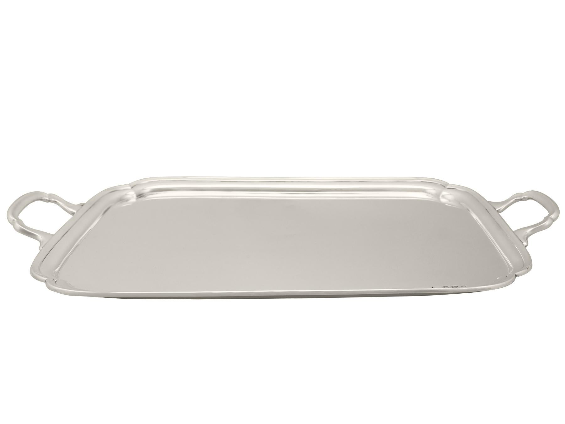 An exceptional, fine and impressive antique George V English sterling silver tray; part of our silverware collection.

This exceptional antique George V sterling silver tray has a rectangular shaped form with incurved corners.

The surface of