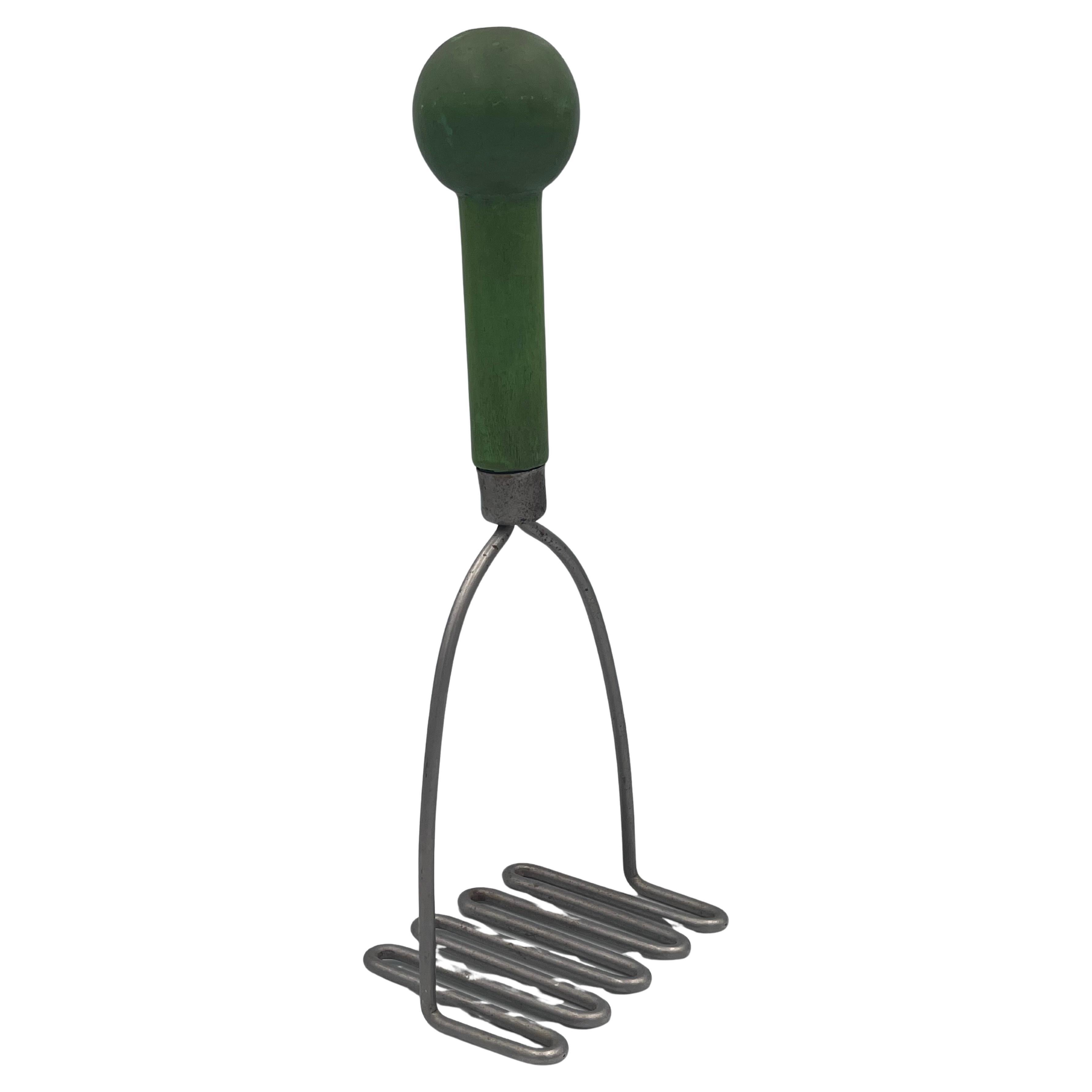 Schiacciapatate Art Deco Henry Dreyfuss Co del 1934: Iconico Industrial Design, Nella Collezione del Met

Un utensile da cucina di uso quotidiano elevato a pietra miliare dell'Industrial Design americano: questo schiacciapatate del 1934 di Henry
