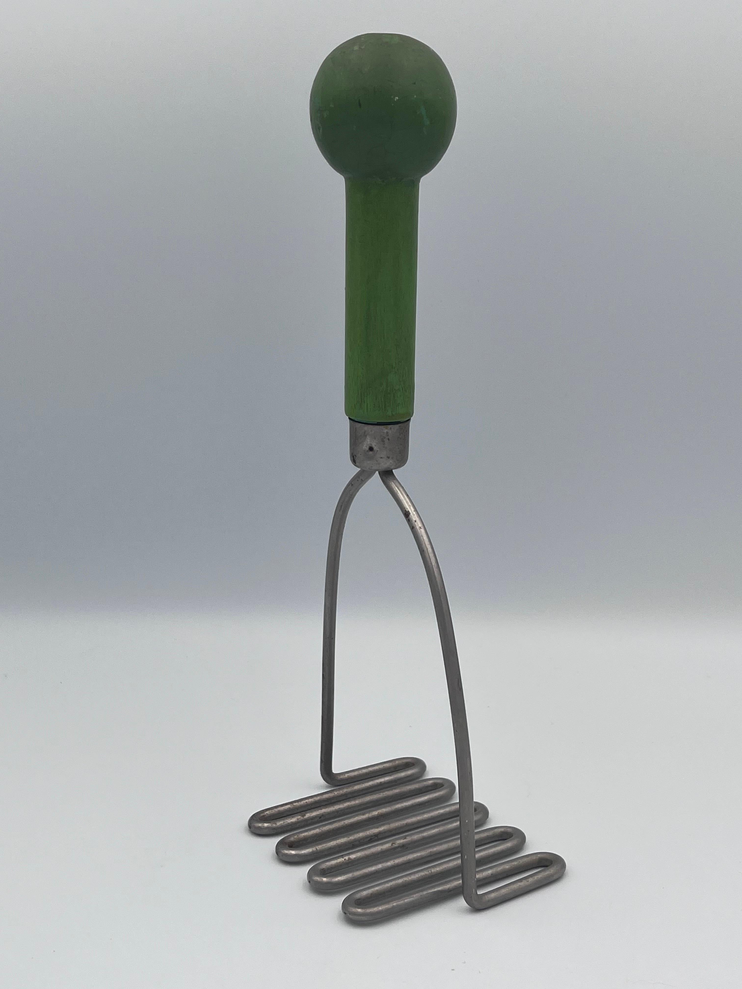 Metallo Schiacciapatate Art Deco Henry Dreyfuss Co del 1934 nella Collezione del Met in vendita