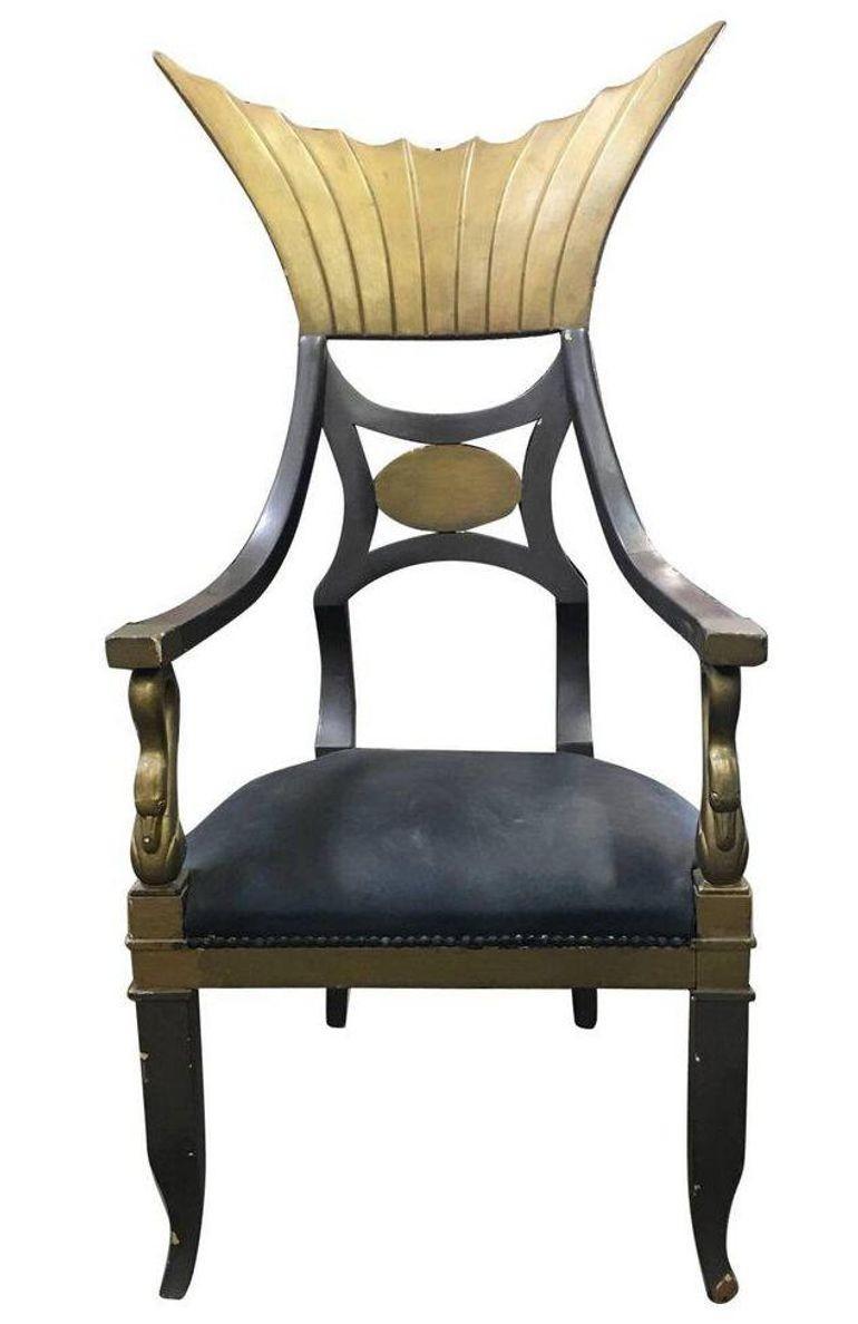Fauteuil trône égyptien original utilisé dans le film classique Cléopâtre de Claudette Colbert en 1934, des studios Paramount. Le fauteuil dramatique, dans lequel s'asseyait la star, est visible dans les scènes de la chambre à coucher de Can. La