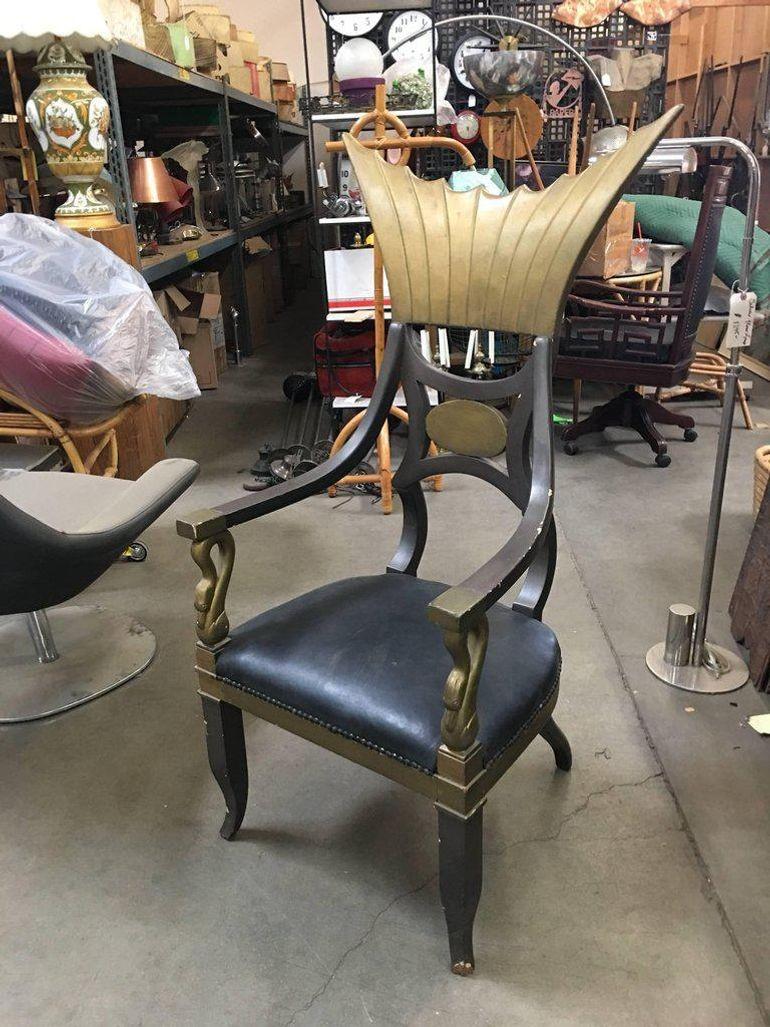 Trône égyptien de Cléopâtre (accessoire) de 1934 utilisée par Claudette Colbert Excellent état - En vente à Van Nuys, CA