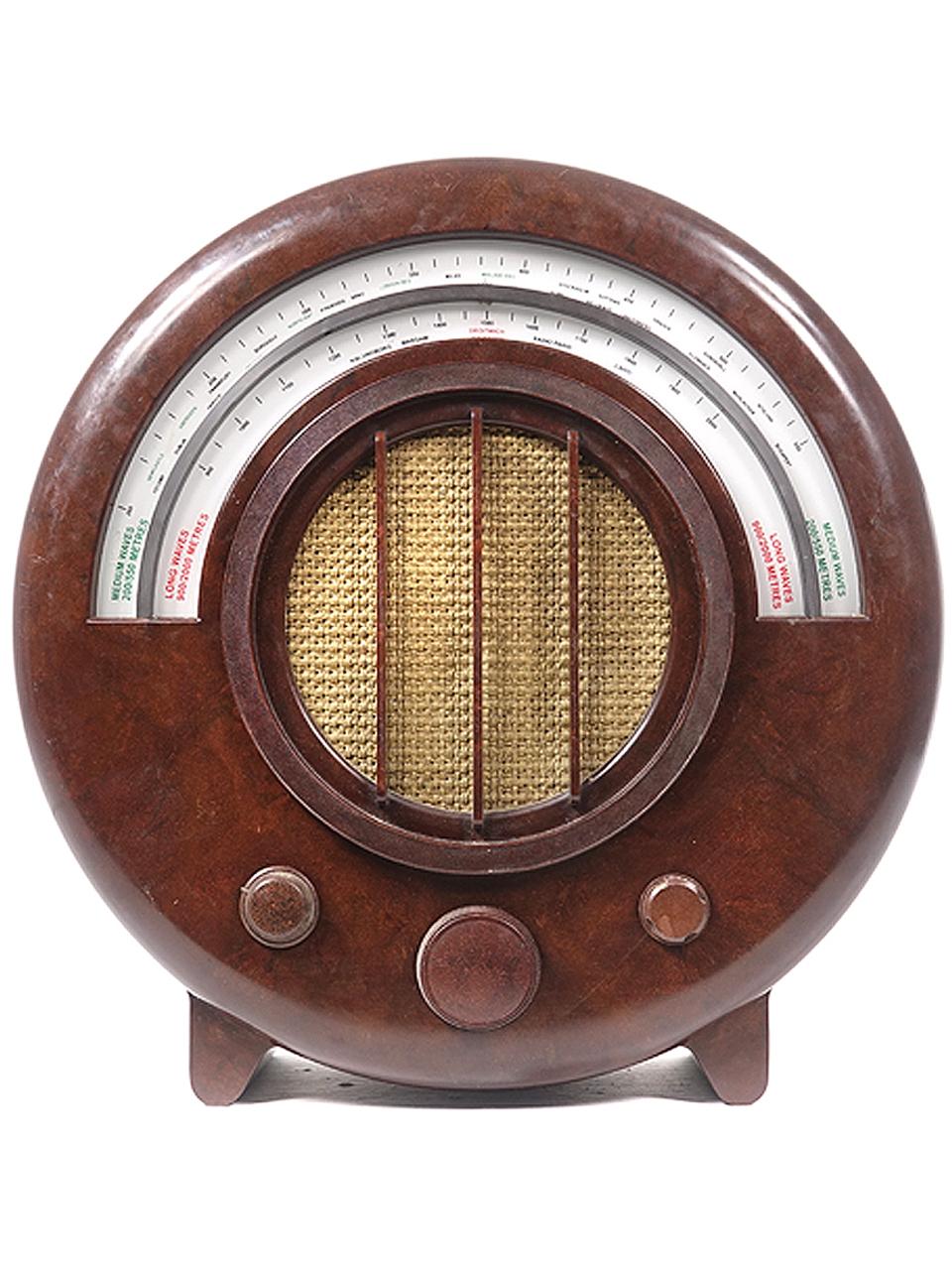 La radio fabriquée par la société britannique Ekco et lancée en 1934 est l'un des modèles de radio les plus emblématiques, célèbre pour son boîtier circulaire Art déco. Créée au début des années 1930 par l'architecte moderniste Wells Coates