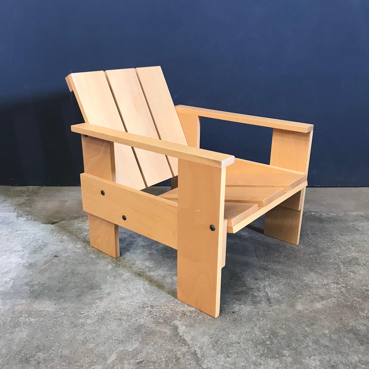 Kratstoel in natural beech with lacquer for Children. Produced by Rietveld family including individual number and chip. Beautiful and fun design. This chair has been a showroommodel but is still in good condition. There are some minor traces of wear