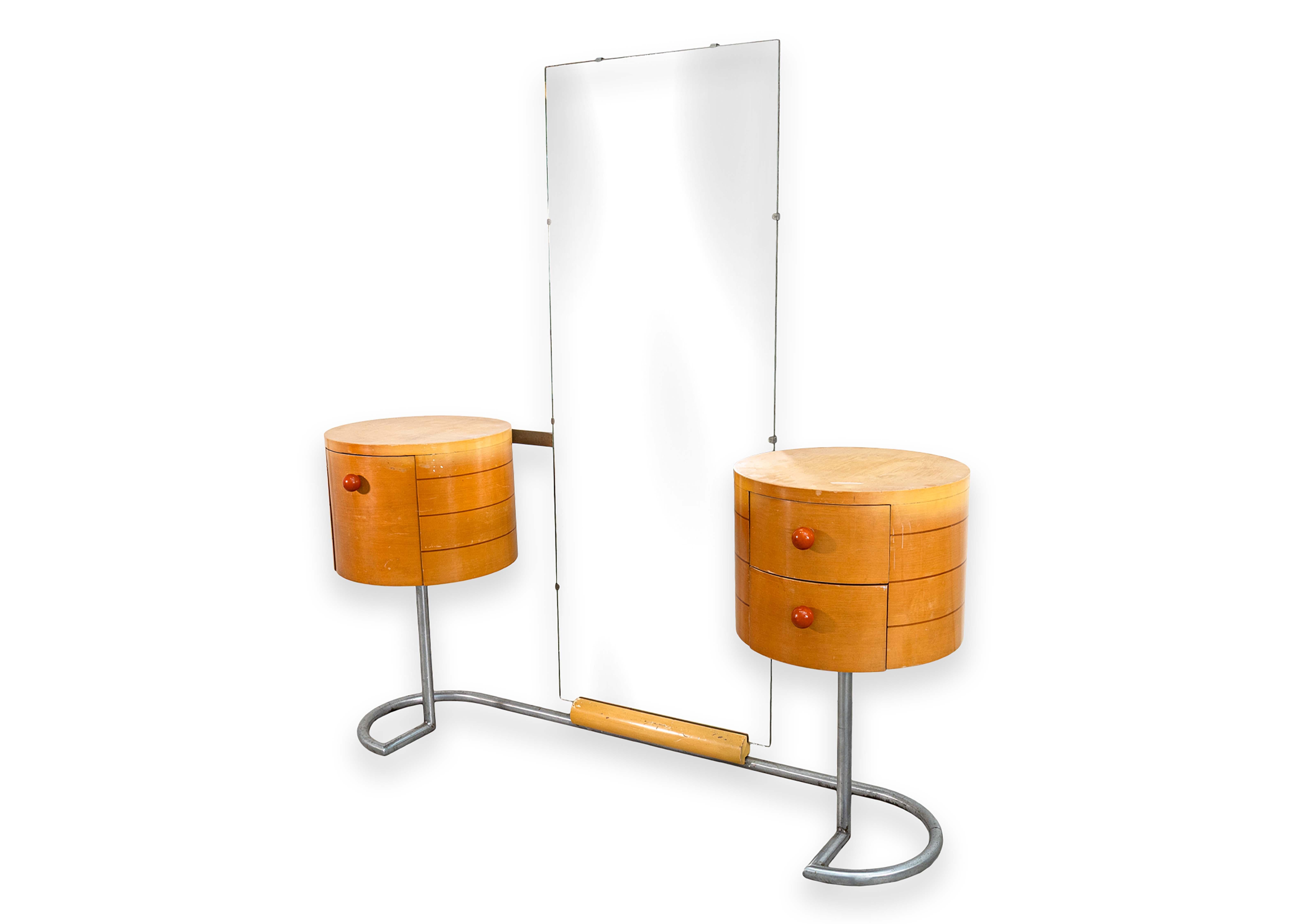 Tocador de tambor con espejo de principios del siglo XX diseñado por Gilbert Rohde para Herman Miller, 1934. Etiqueta original del fabricante, cajón superior derecho. Acebo blanco, olmo inglés rojo, álamo amarillo, cristal espejado, acero tubular