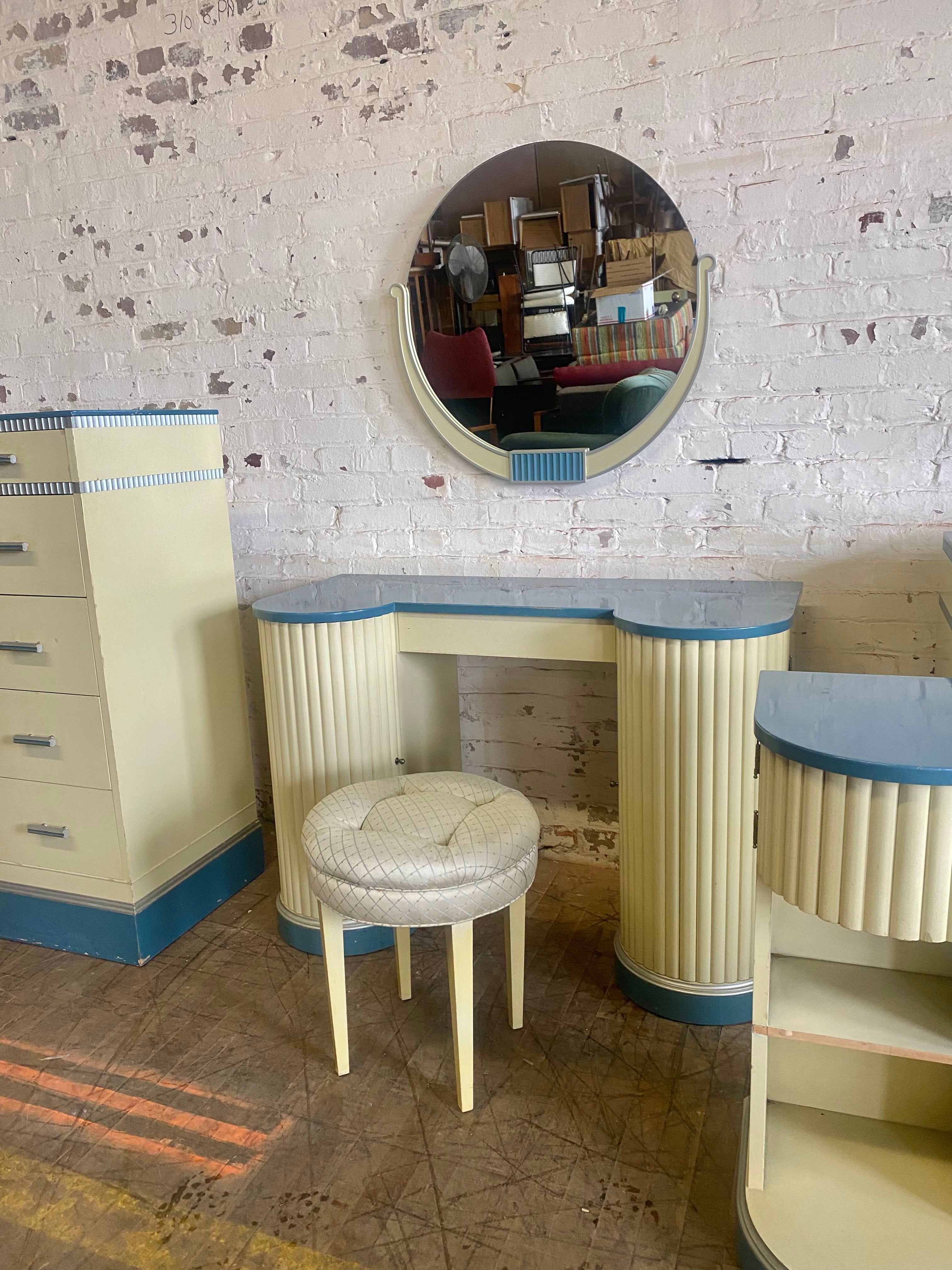 Superbe suite de chambre à coucher Art déco fabriquée par Kittinger Furniture Co. Buffalo New York. Introduite en 1934, c'est la ligne Doric. High Style Deco, laqué bicolore crème et bleu. Ensemble complet très rare et inhabituel à trouver.
