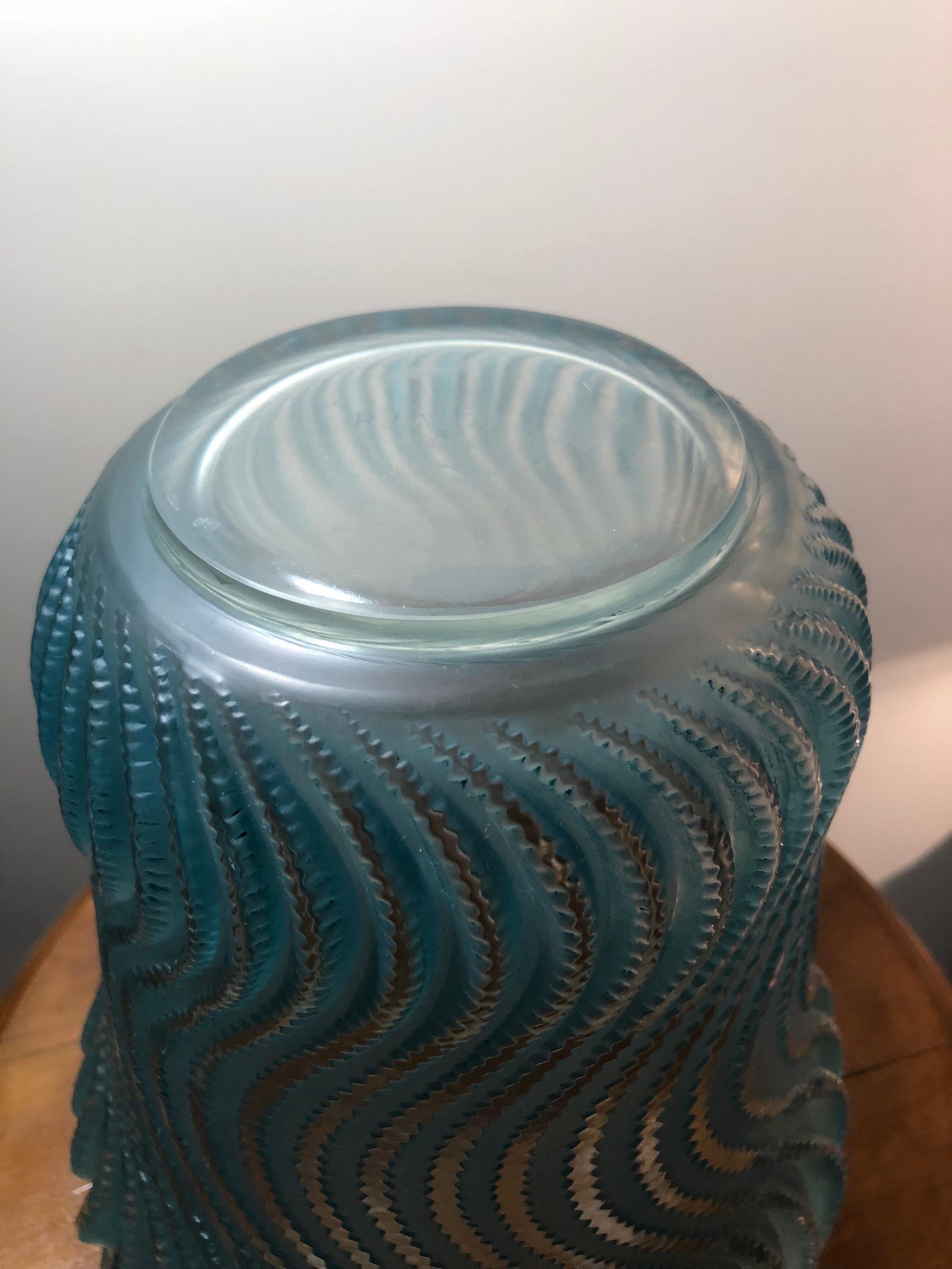 1934 René Lalique Actinia Vase in Frosted Glass with Blue Patina In Good Condition In Boulogne Billancourt, FR