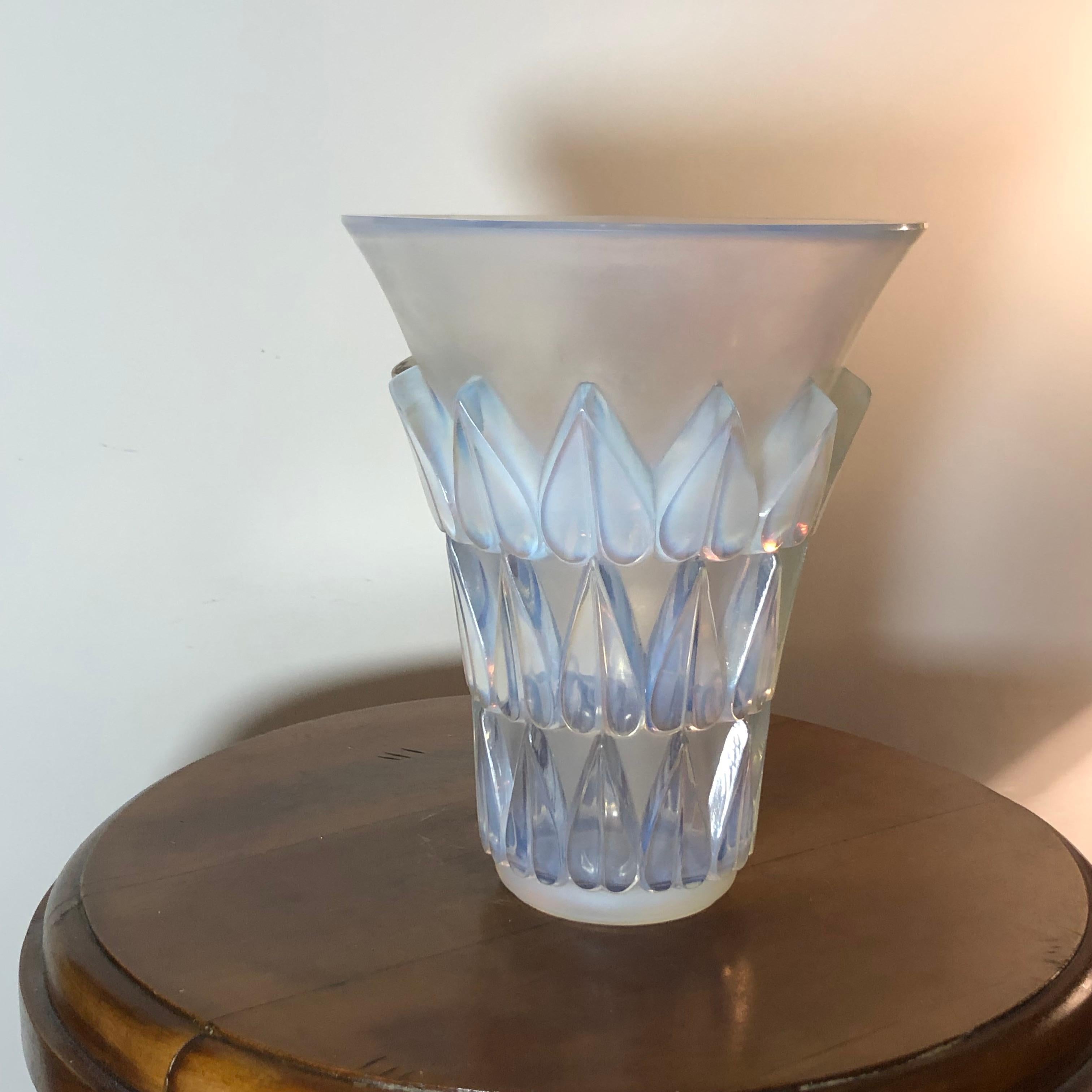 1934 René Lalique Art Deco Feuilles Vase in Opalescent Glass, Leaves In Good Condition In Boulogne Billancourt, FR