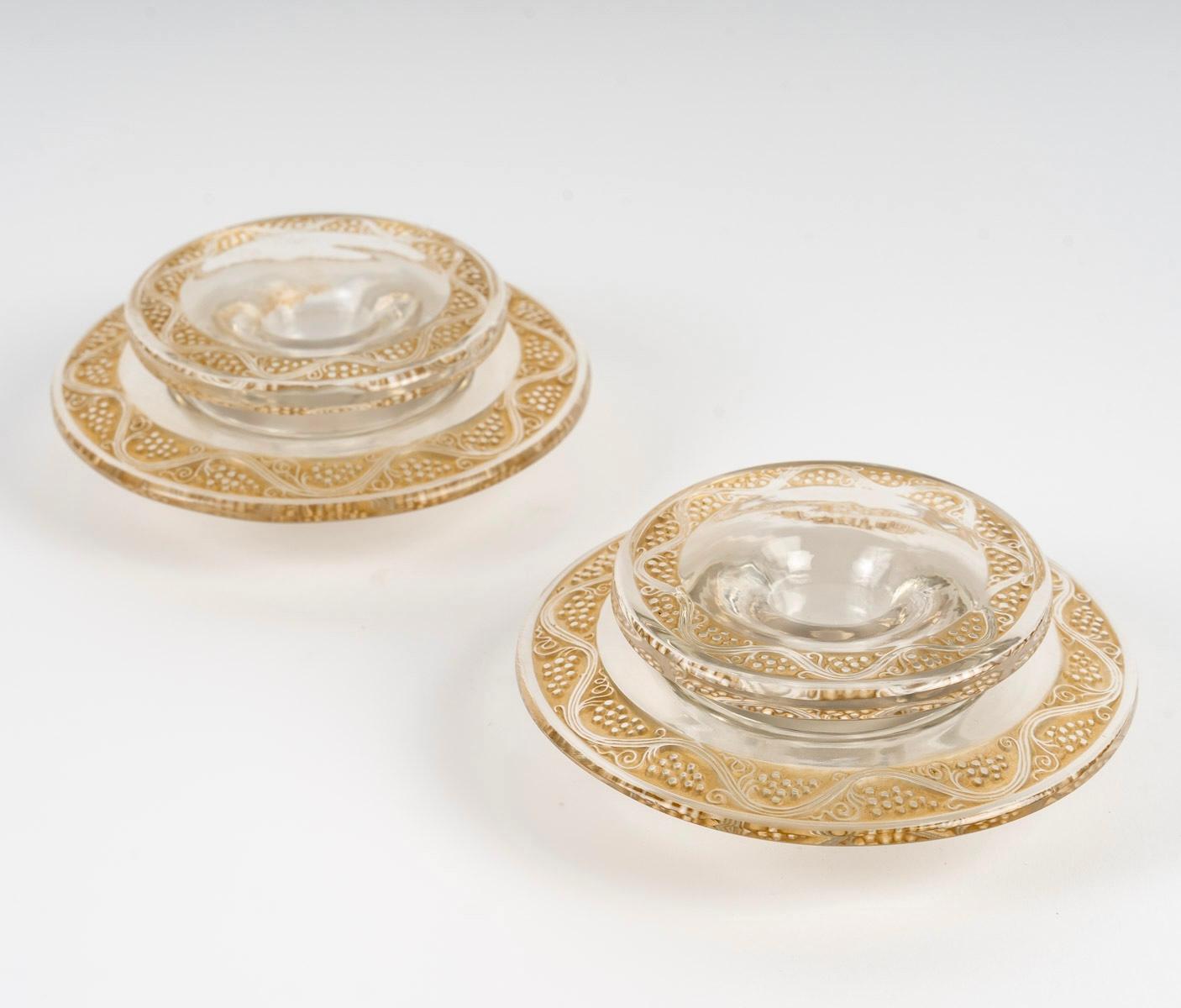 Art Déco 1934 René Lalique - Coppia di candelieri in vetro con patina color seppia in vendita