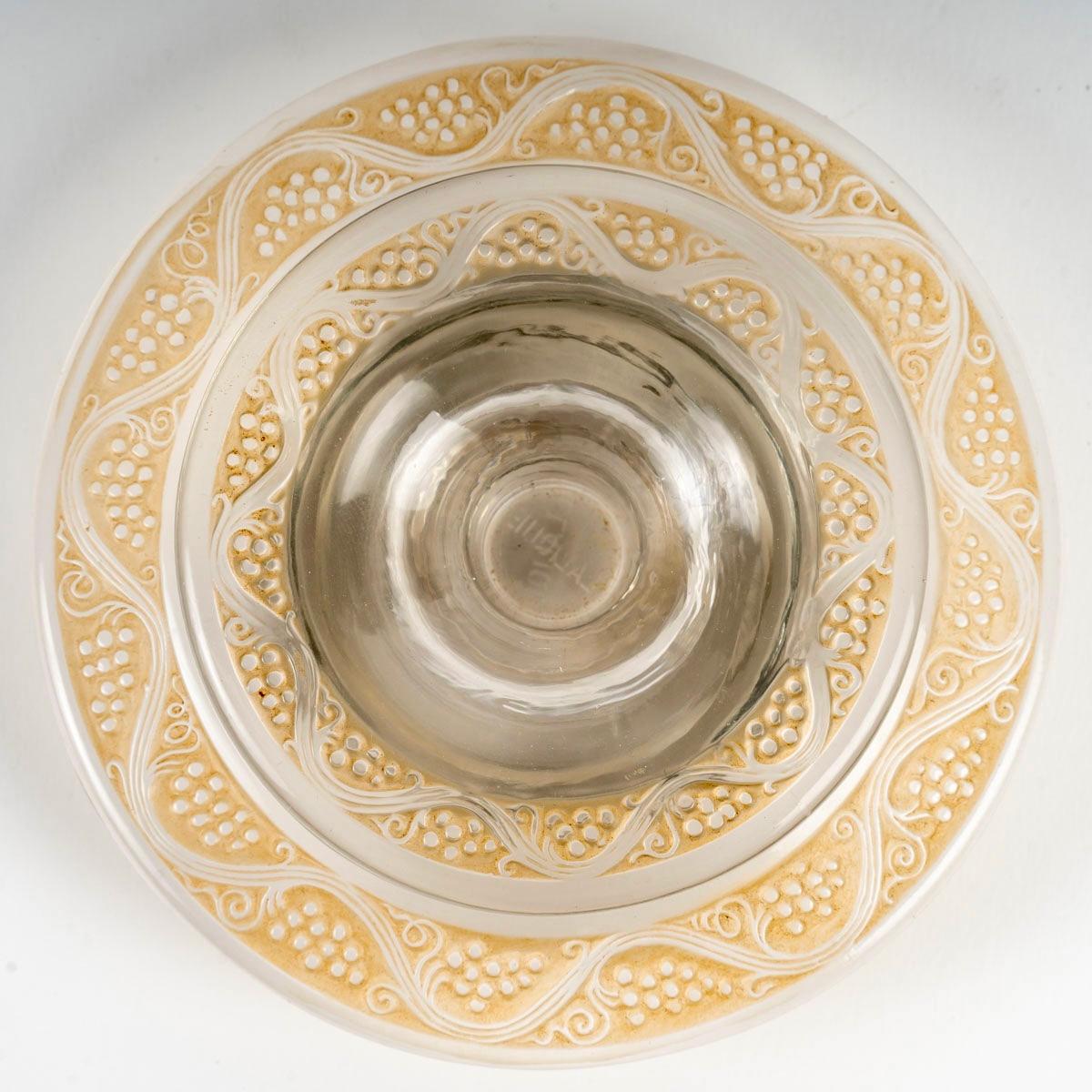 Stampato 1934 René Lalique - Coppia di candelieri in vetro con patina color seppia in vendita