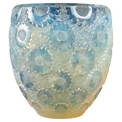 1934 Rene Lalique Paquerettes Vase in Opalescent Glass, Daisy Floxers