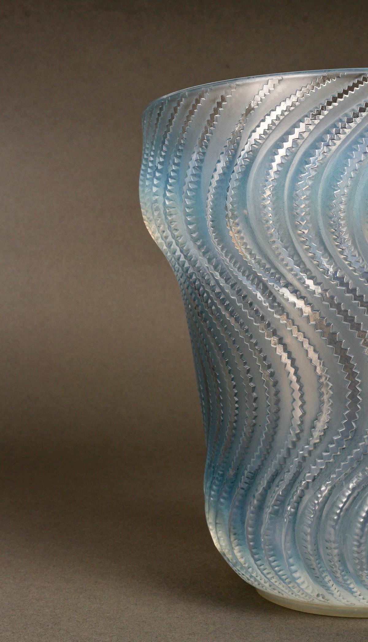 Molded 1934 René Lalique - Vase Actinia Opalescent Glass Blue Patina For Sale