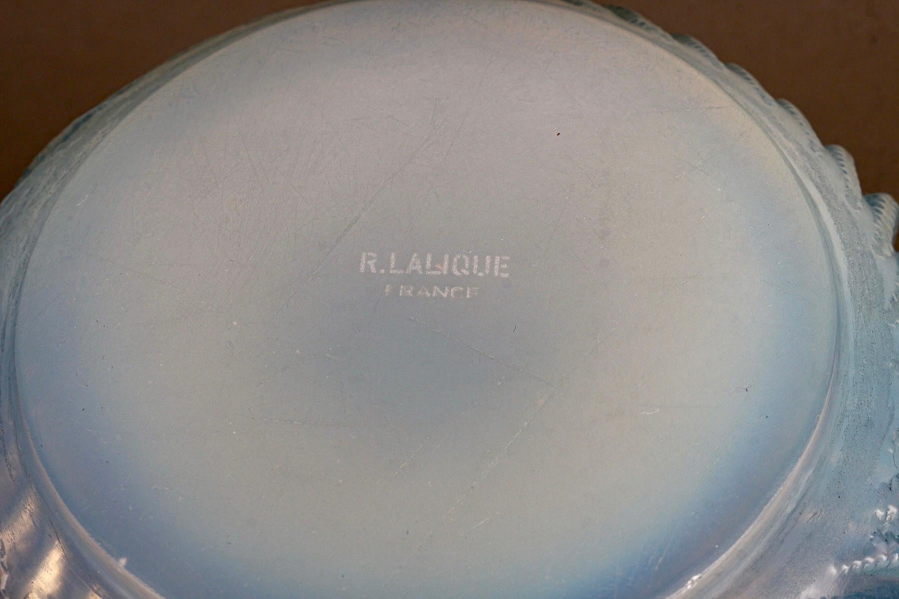 1934 René Lalique - Vase Actinia Opalescent Glass Blue Patina In Good Condition For Sale In Boulogne Billancourt, FR