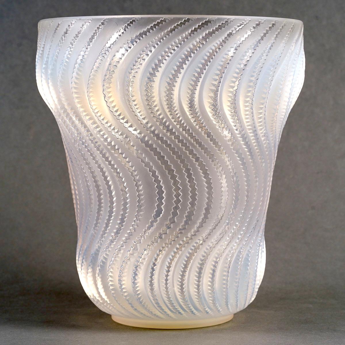 Art Deco 1934 René Lalique - Vase Actinia Opalescent Glass