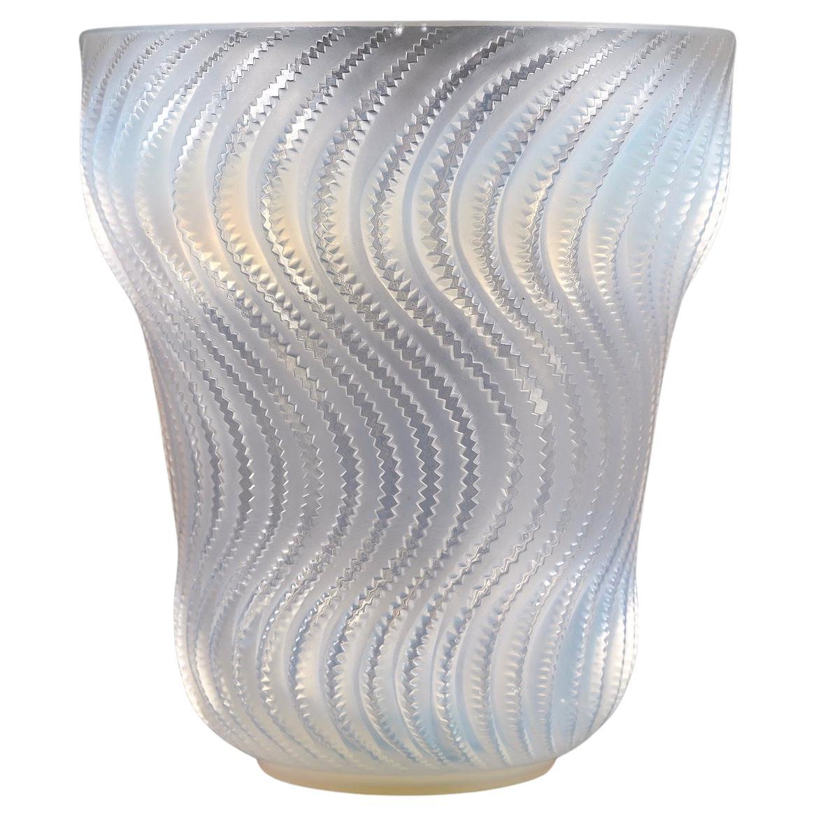1934 René Lalique - Vase Actinia Opalescent Glass