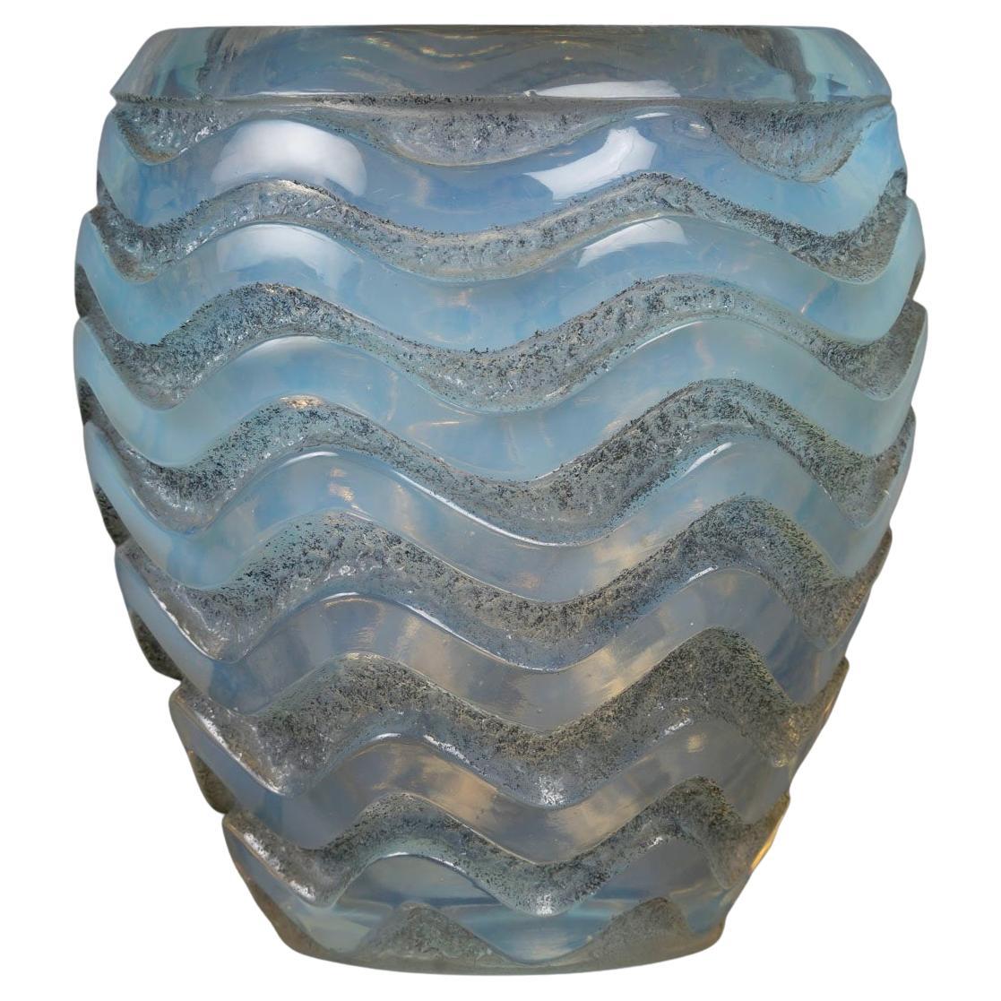 1934 René Lalique - Vase Art Deco Meandres Opalescent Glass With Blue Patina