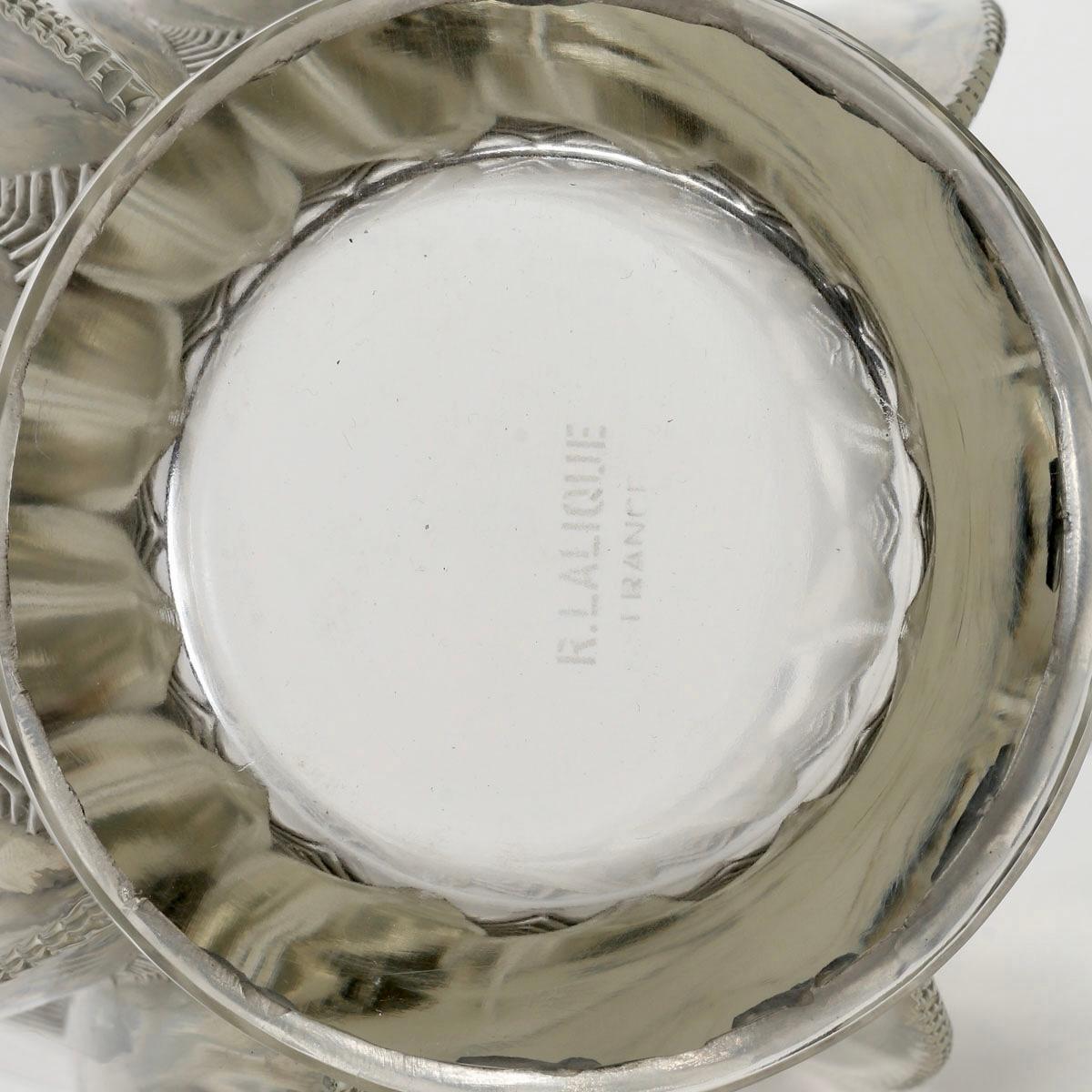 1934 René Lalique Vase Gerardmer Klarglas mit grauer Patina (Geformt) im Angebot