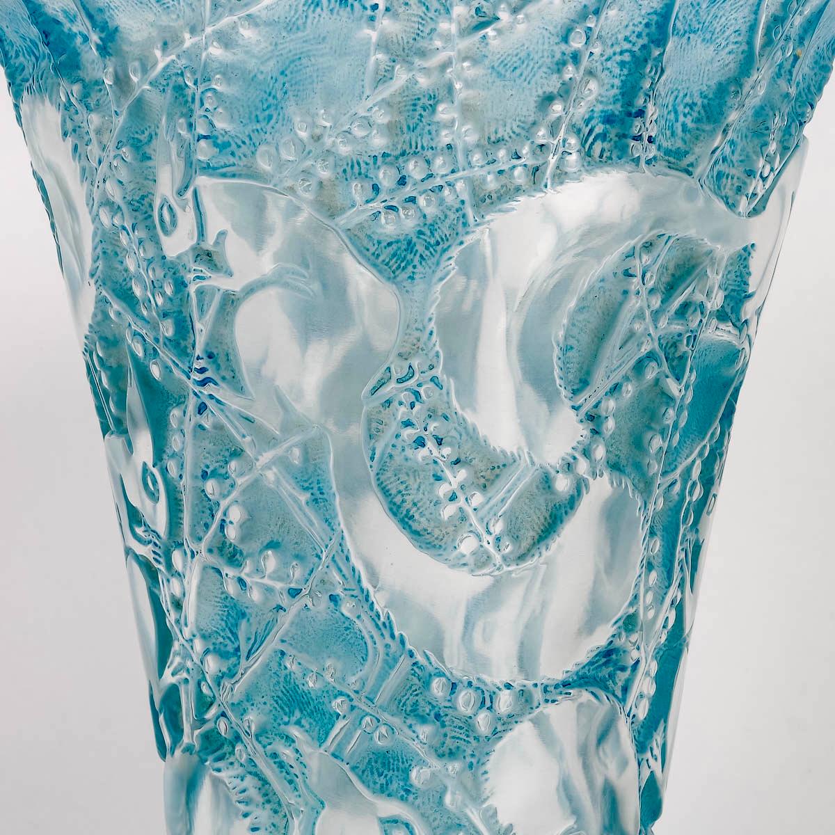 1934 Rene Lalique Vase Senart Glas mit blauer Patina Eichhörnchenholz mit Eichhörnchen (Französisch) im Angebot