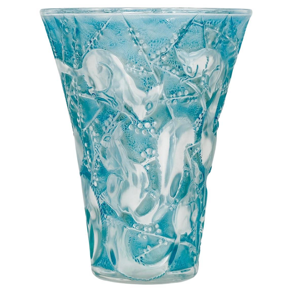 1934 Rene Lalique Vase Senart Glas mit blauer Patina Eichhörnchenholz mit Eichhörnchen